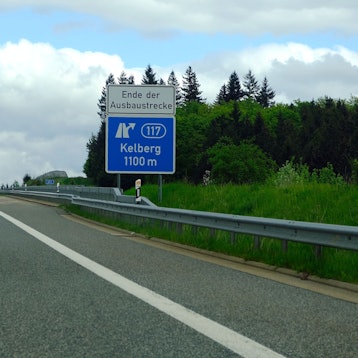 Das Bild zeigt die Autobahn und das Schild, das auf die Ausfahrt Kelberg hinweist.