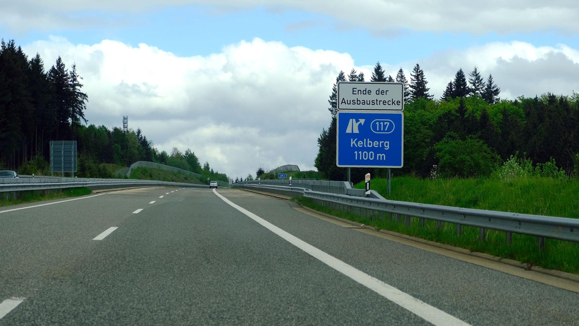 Das Bild zeigt die Autobahn und das Schild, das auf die Ausfahrt Kelberg hinweist.