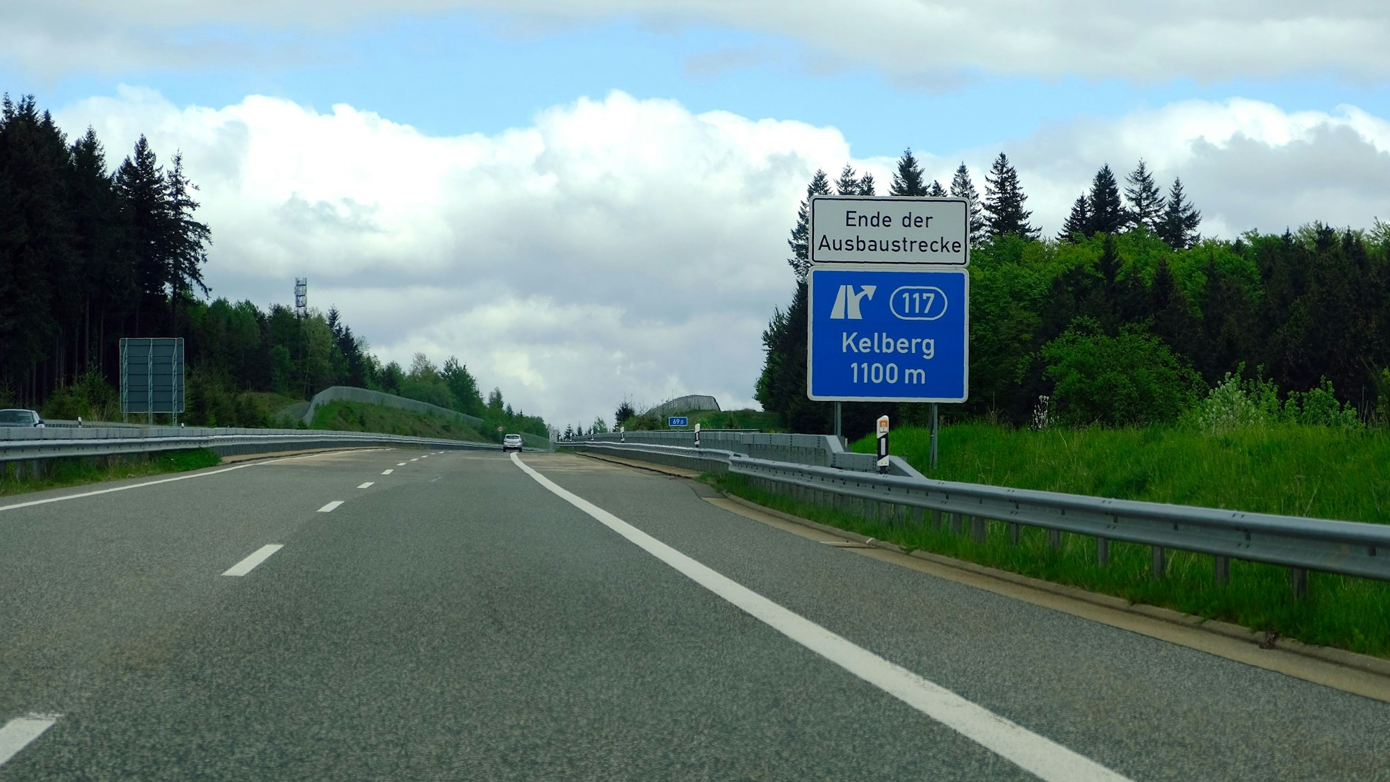 Das Bild zeigt die Autobahn und das Schild, das auf die Ausfahrt Kelberg hinweist.