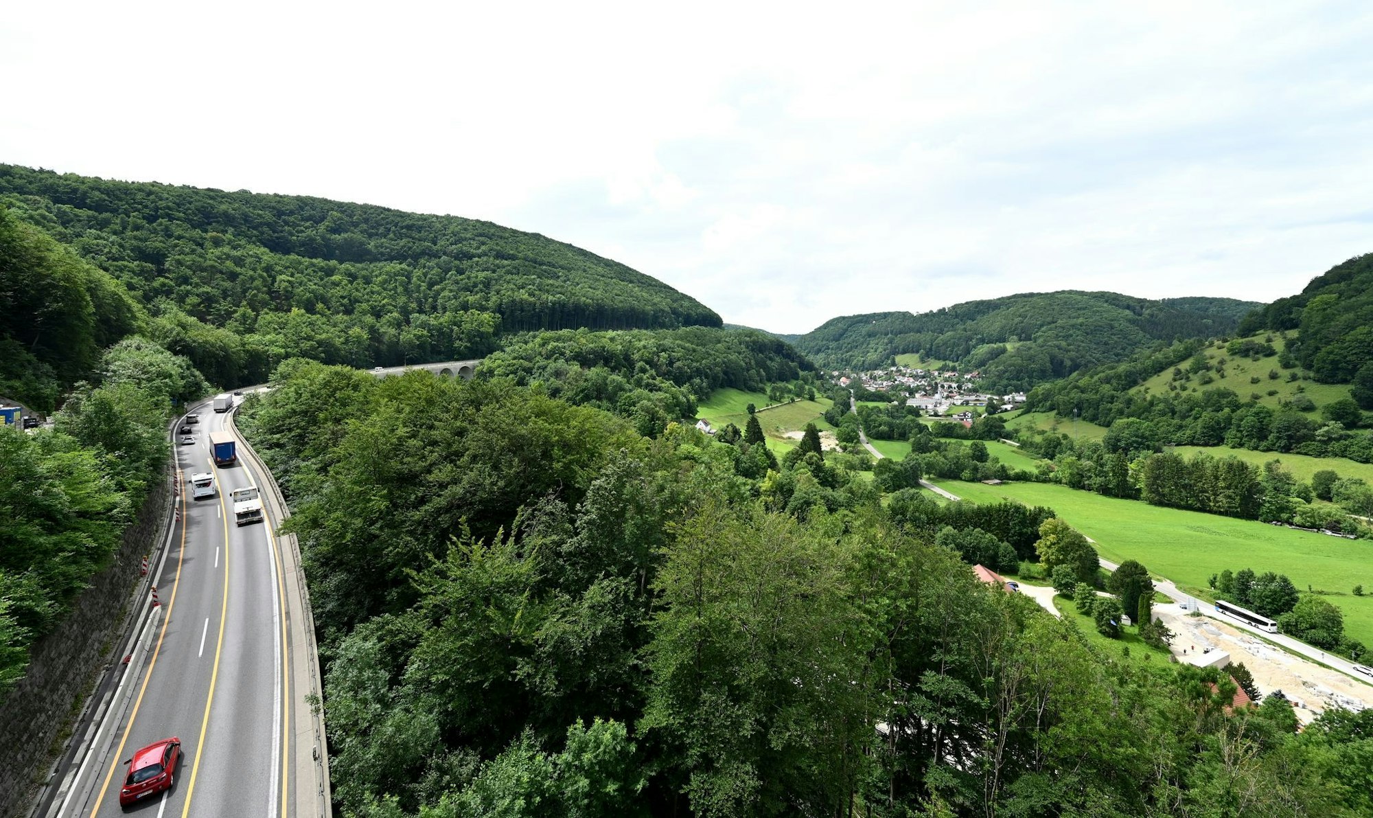 Konkret geht es laut Ministerium um 16 Bundesstraßen- und 7 Autobahn-Neubauprojekte in 12 Bundesländern - zum Beispiel um den Albaufstieg.