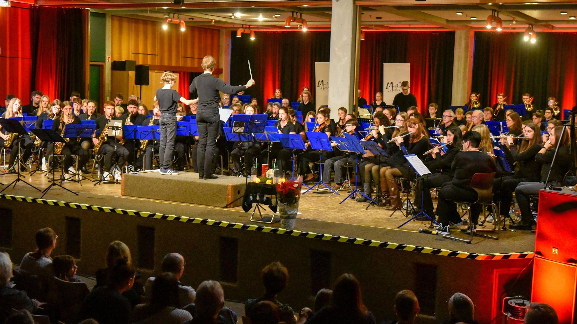Rund 140 Musikerinnen und Musiker fanden sich Ende November zum vielleicht letzten Orchesterkonzert der Musikschule „La Musica“ auf der Bühne des Europagymnasiums in Kerpen ein.