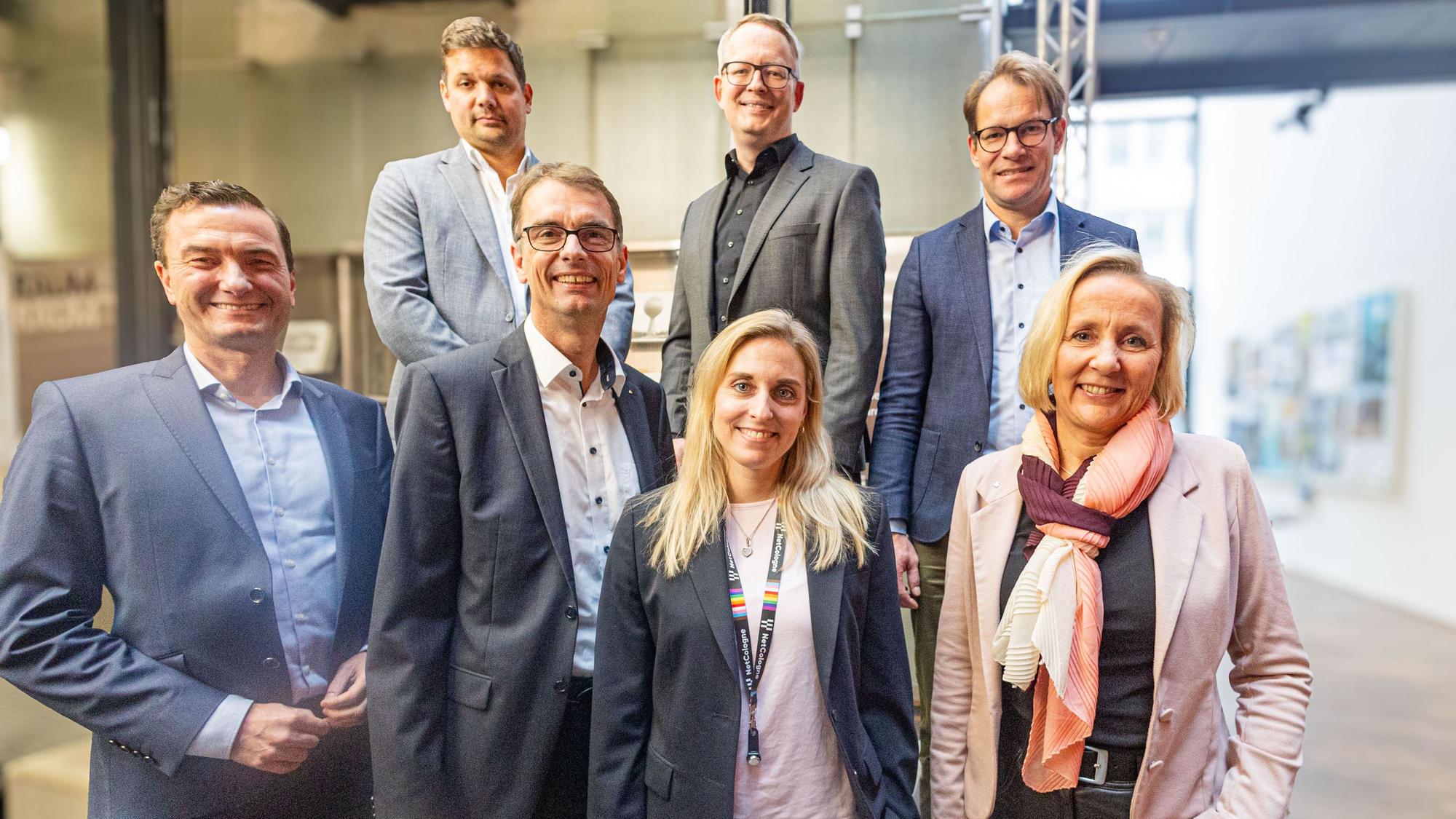 Die Preispaten (v.l.): T. Wilk (Schirmherr), J. Heinen (Heinen-Verlag), A. Dartsch (Sparkasse KölnBonn), V. Gummich (Netcologne), S. Stampe (Kreissparkasse Euskirchen), G. Derksen (Sparkasse Gummersbach), R. Markus-Schmitz (Kreissparkasse Köln)