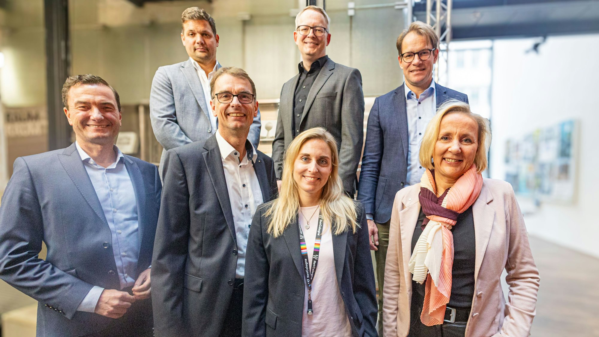 Die Preispaten (v.l.): T. Wilk (Schirmherr), J. Heinen (Heinen-Verlag), A. Dartsch (Sparkasse KölnBonn), V. Gummich (Netcologne), S. Stampe (Kreissparkasse Euskirchen), G. Derksen (Sparkasse Gummersbach), R. Markus-Schmitz (Kreissparkasse Köln)