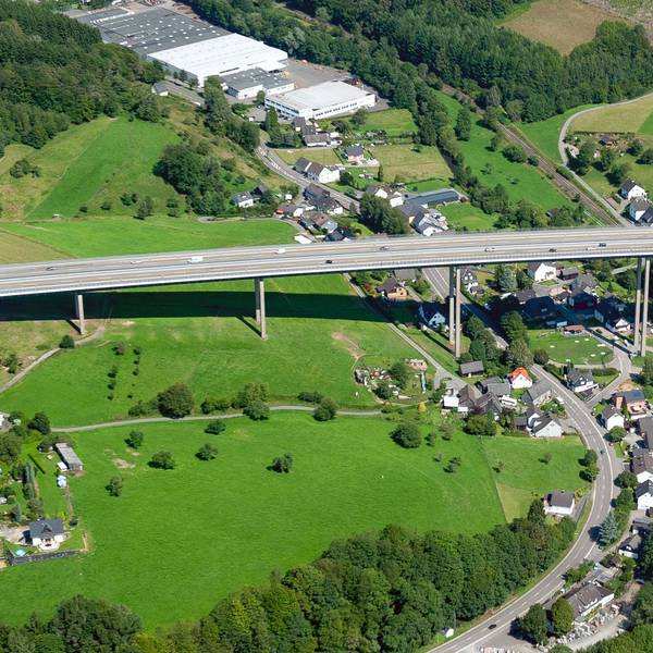 Blick aus der Luft auf die Wiehltalbrücke.