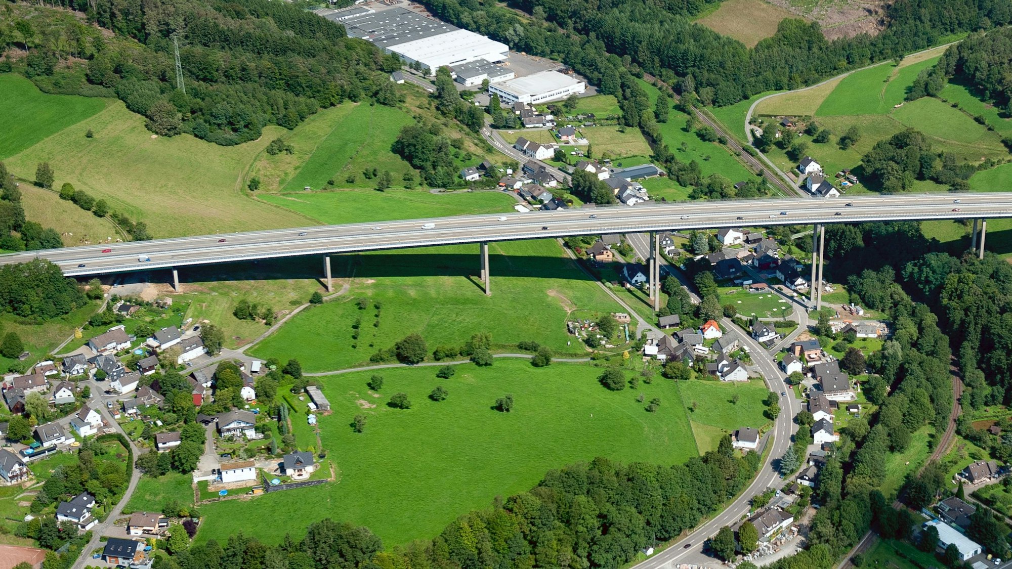 Blick aus der Luft auf die Wiehltalbrücke.