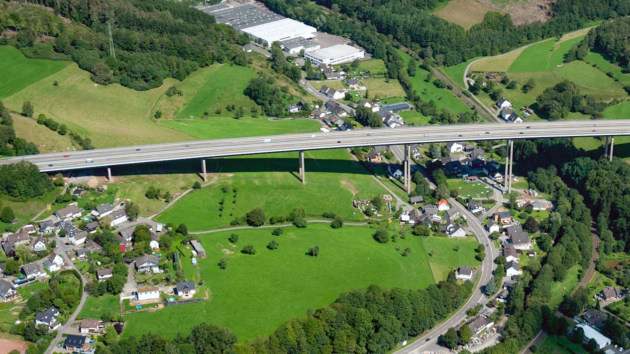 Blick aus der Luft auf die Wiehltalbrücke.