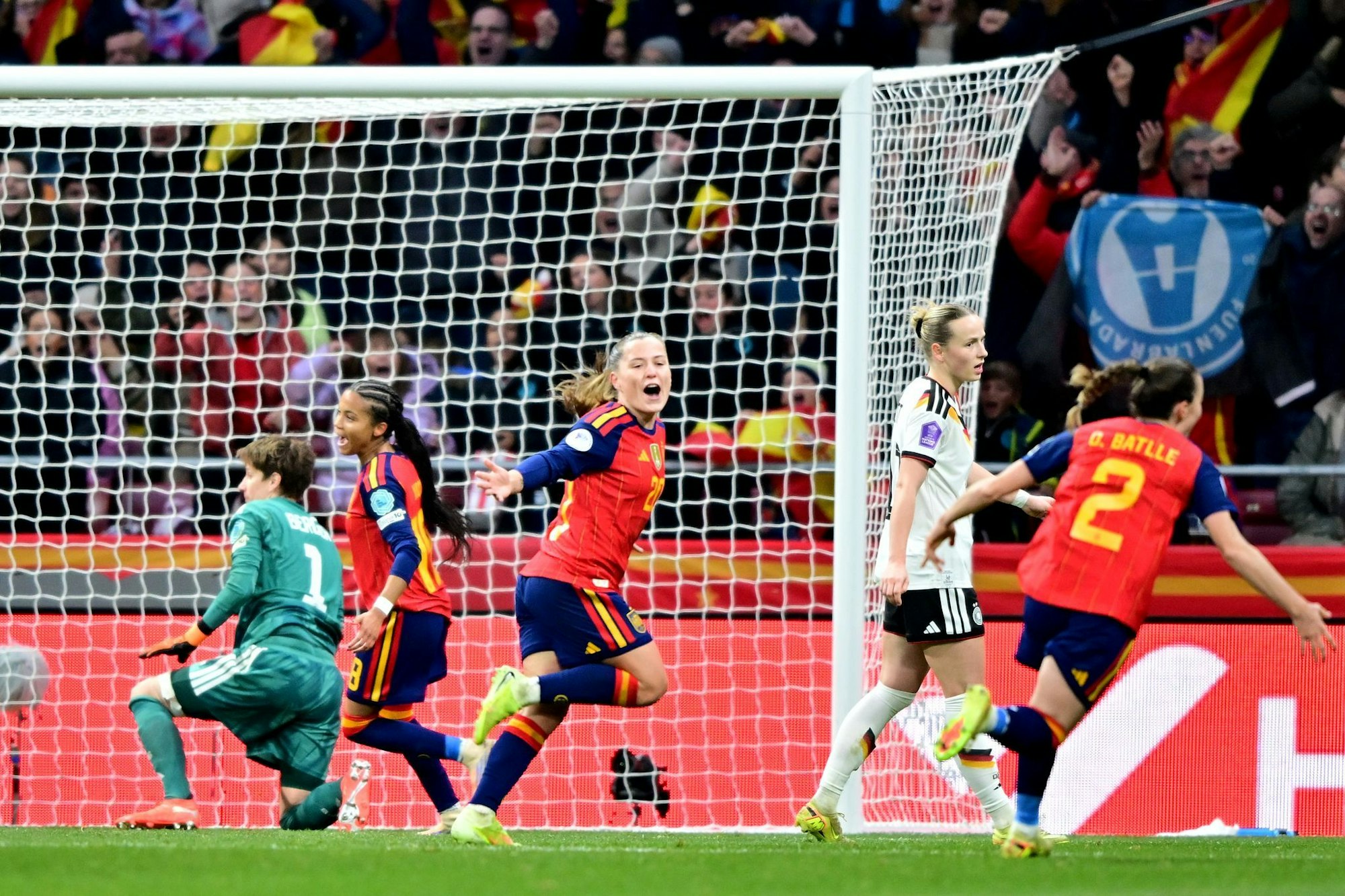 Klare Verhältnisse in Madrid: Doppeltorschützin Pina darf jubeln, Torhüterin Berger ist geschlagen.