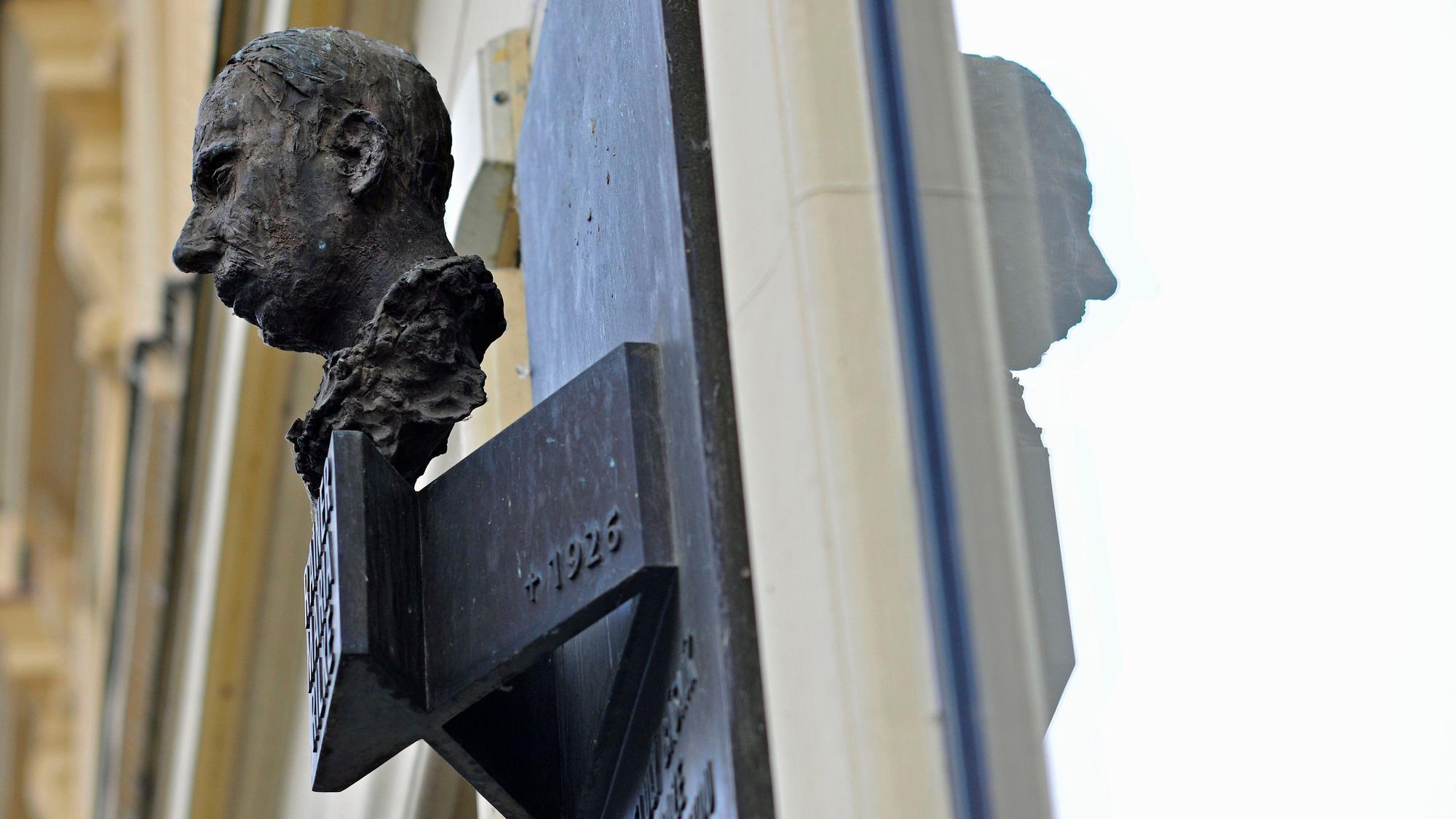 In Prag erinnert auf der Einkaufsmeile Na Prikope (Am Graben) eine Büste an den Schriftsteller Rainer Maria Rilke (1875-1926) - an dem Gebäude, in dem er die Volksschule besuchte.