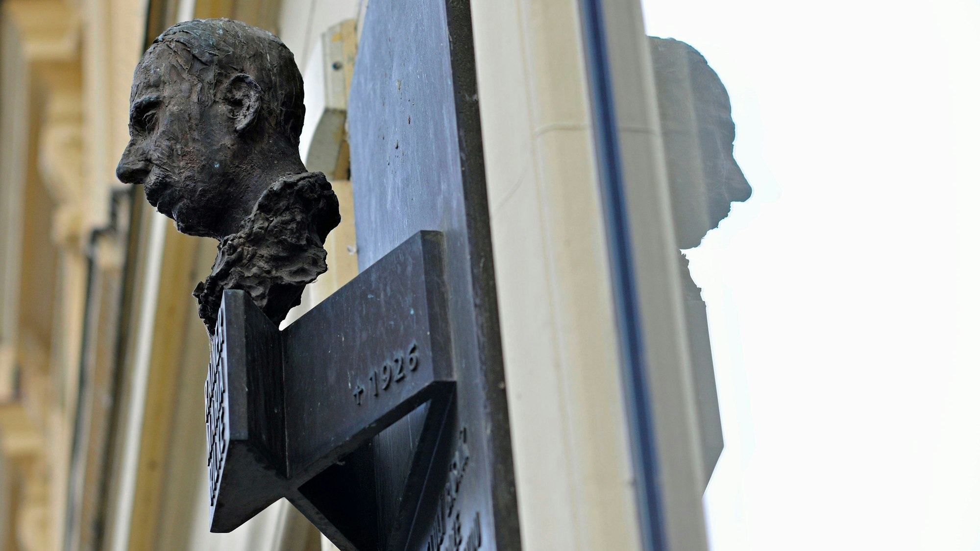 In Prag erinnert auf der Einkaufsmeile Na Prikope (Am Graben) eine Büste an den Schriftsteller Rainer Maria Rilke (1875-1926) - an dem Gebäude, in dem er die Volksschule besuchte.
