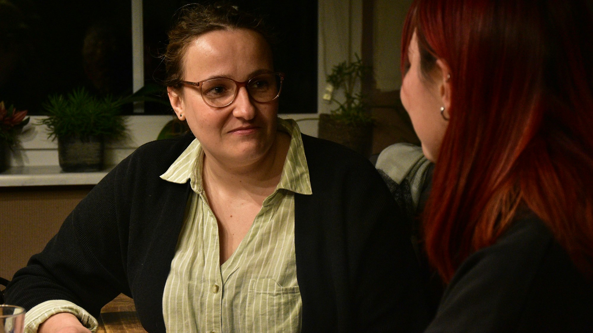 Lea Praus (r.) im Gespräch mit Hundetrainerin Yasmin Eller.