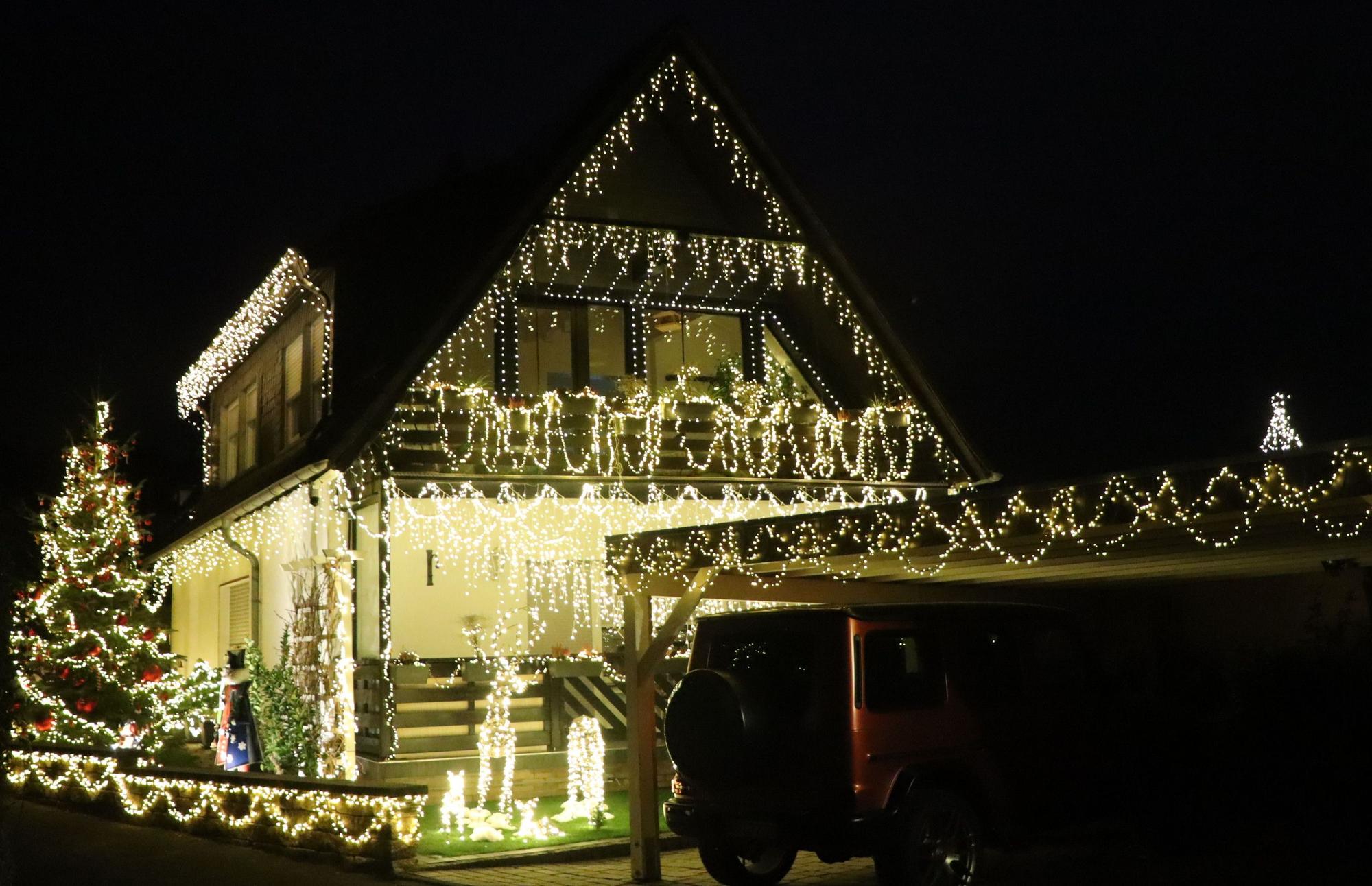 Weihnachtshaus in Bornheim-Walberberg lockt mit 6000 Lichtern