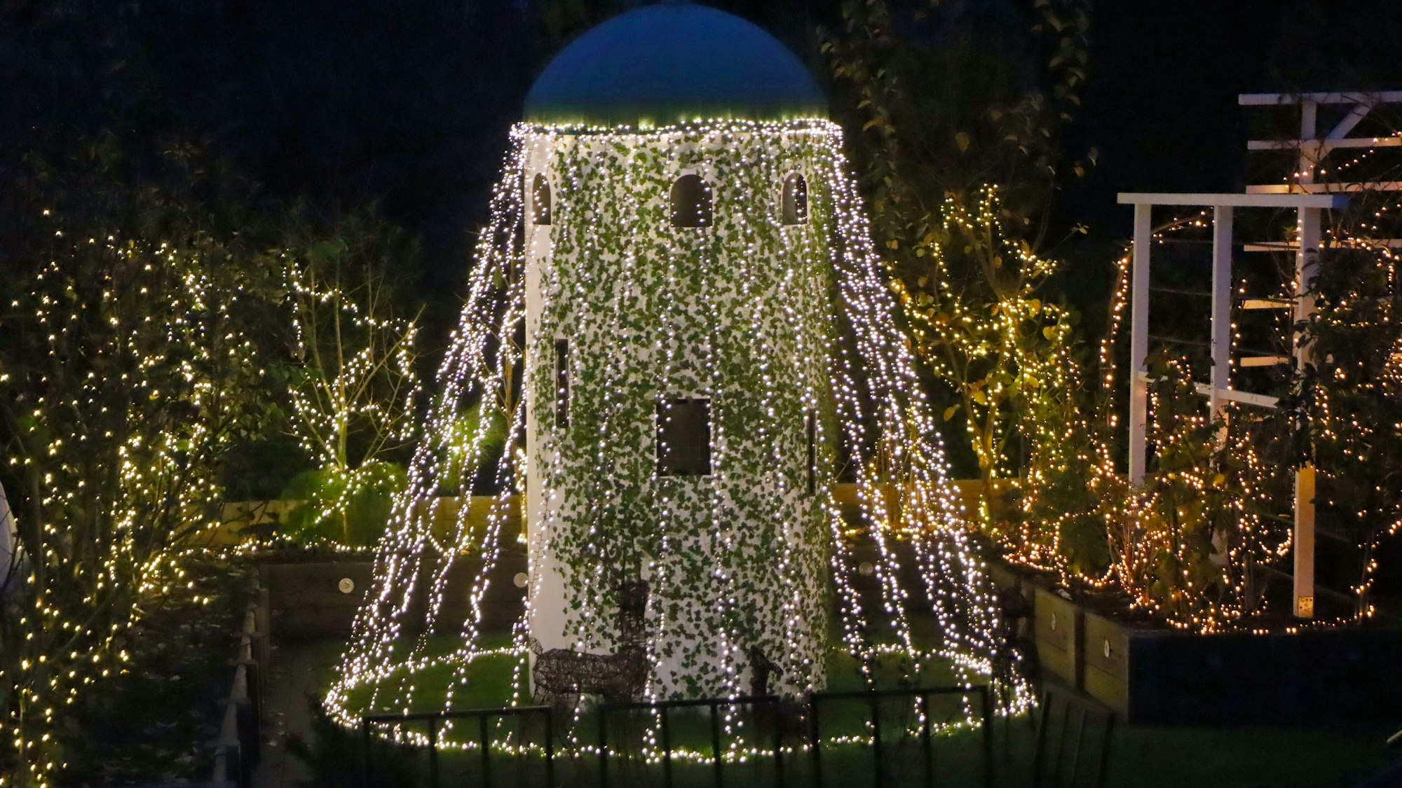 Der Hexenturm in Miniaturausgabe mit einem Lichterkranz ringsherum.