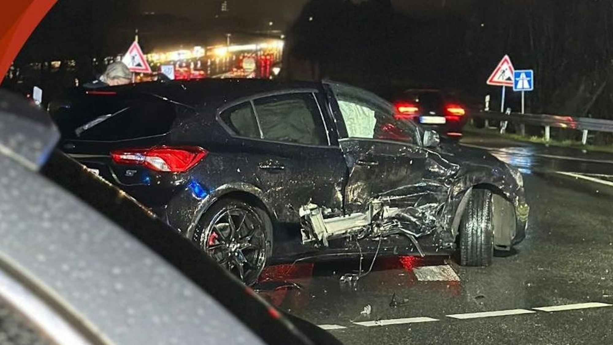 Das Bild zeigt ein beschädigtes Auto auf der Autobahnauffahrt.