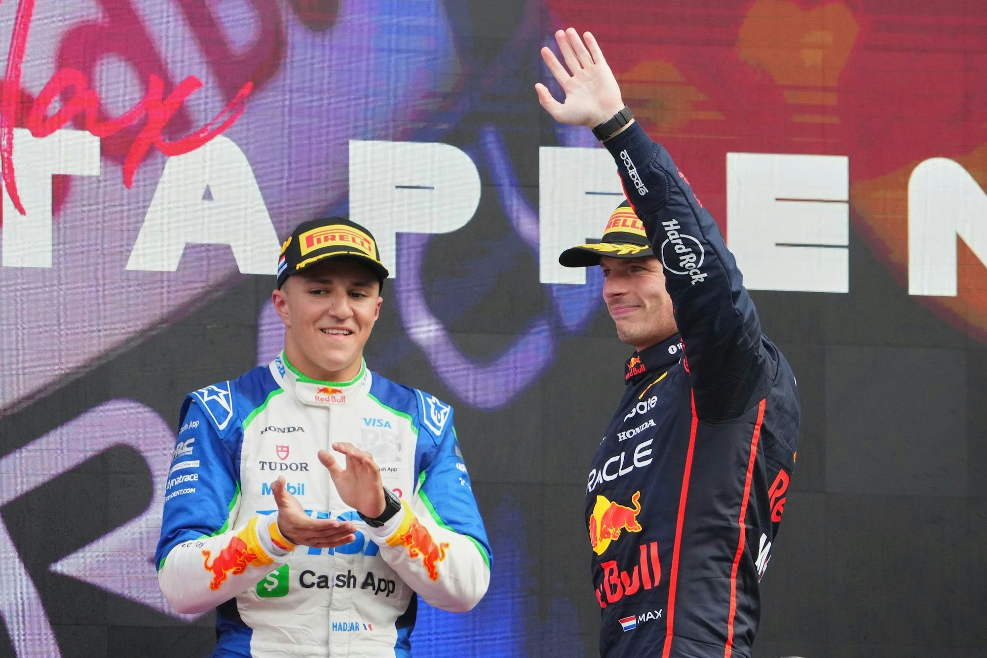 Im kommenden Jahr fährt Hadjar (l) zusammen mit Max Verstappen. (Archivbild)