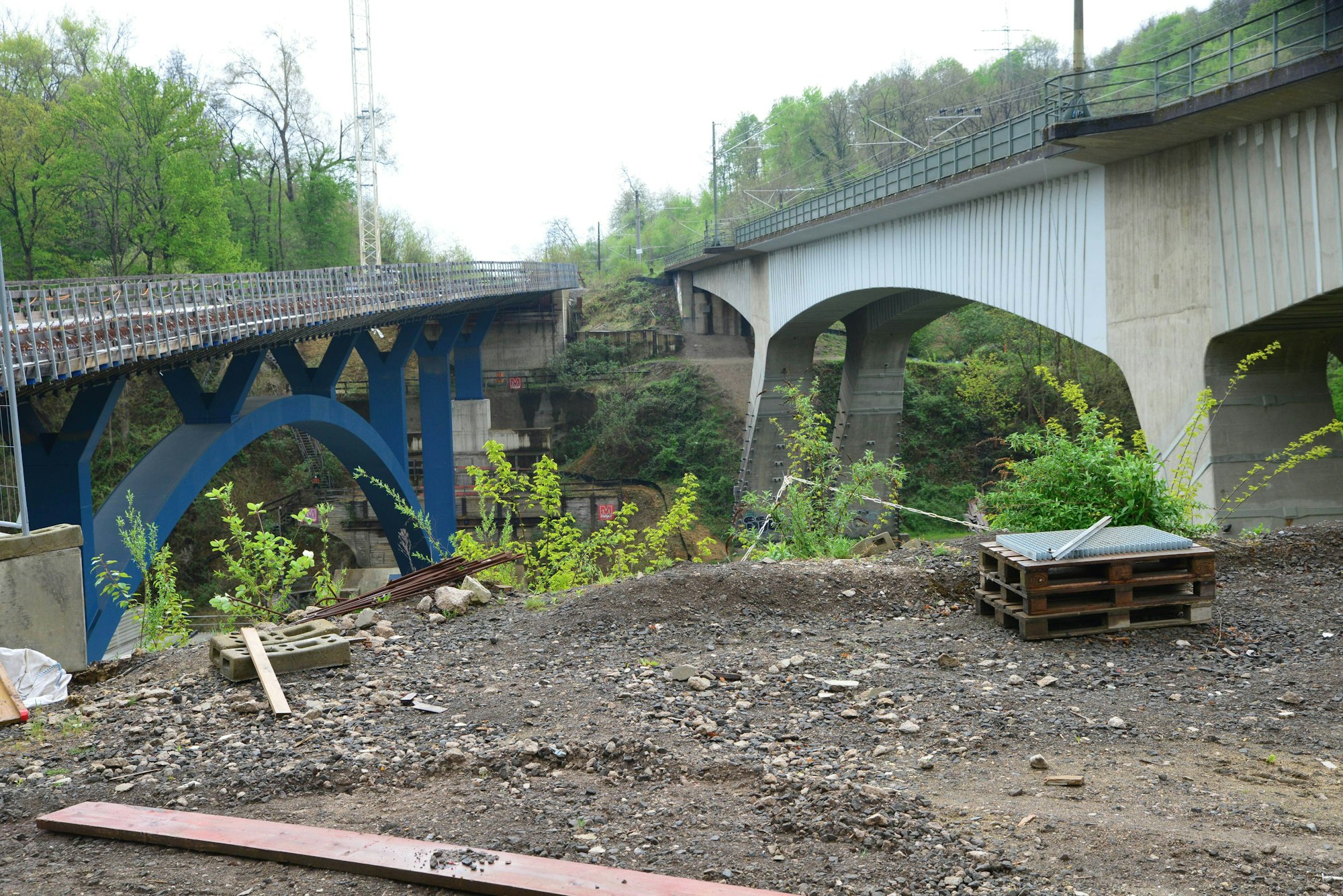 Das Bild zeigt die Brücke, die über die Bahntrasse führt.