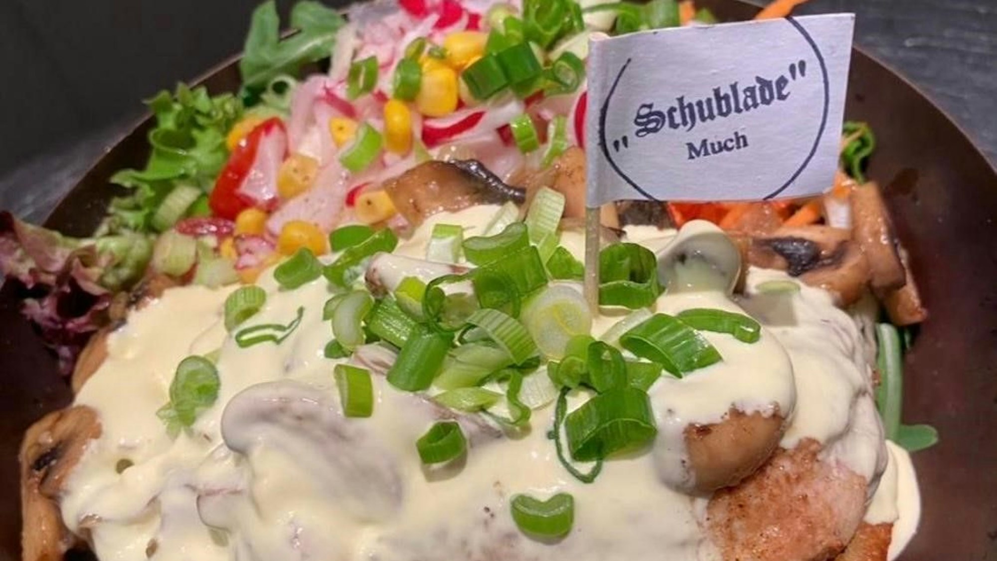 Renner in Much: Das Schnitzelpfännchen gibt es in drei Variationen, eine davon vegetarisch.