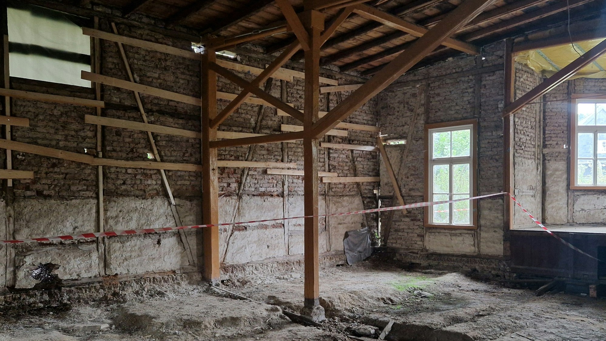 Blick in einen entkernten Saal einer alten Kneipe