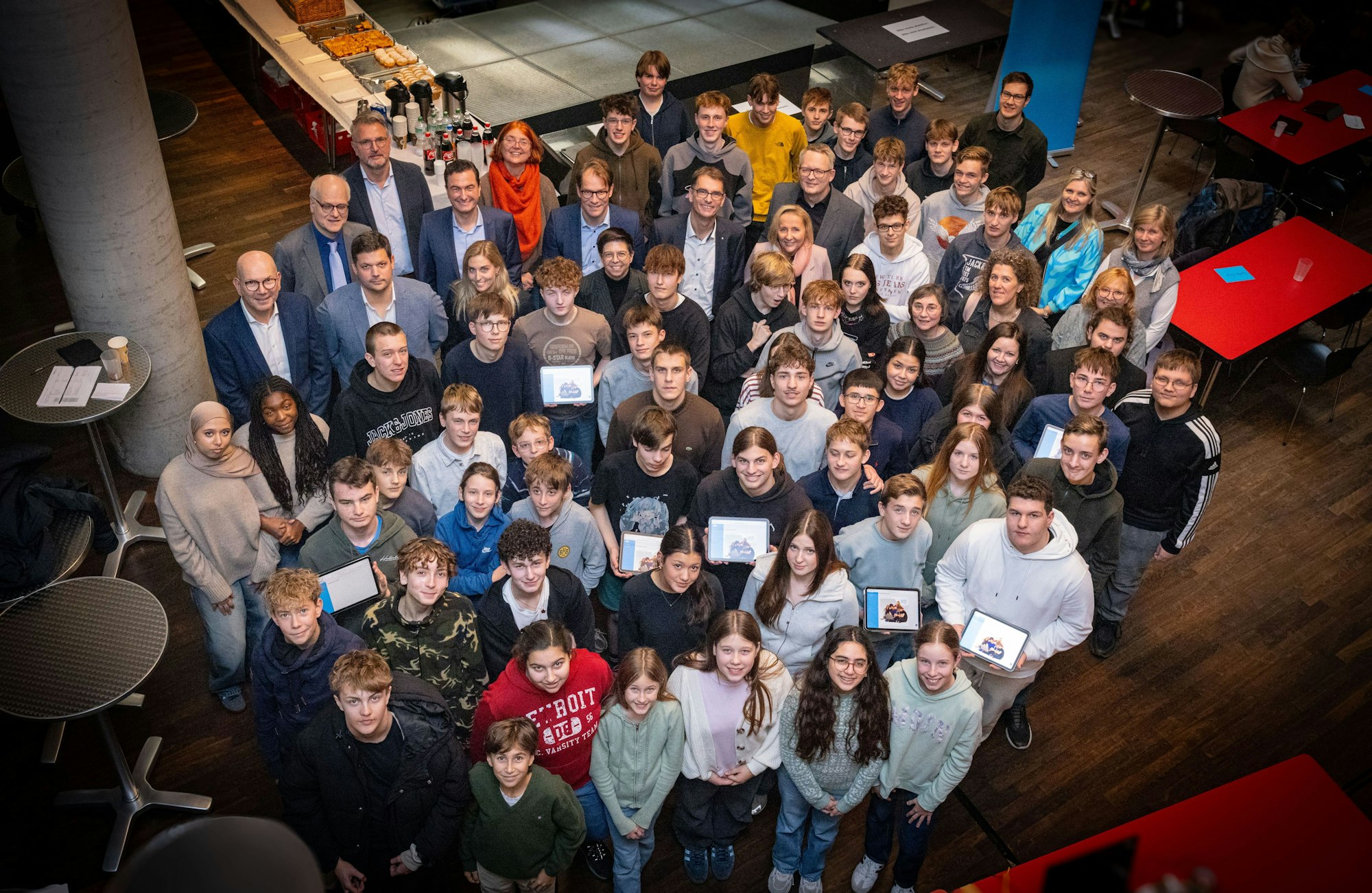 Die Schülerinnen und Schüler. Lehrkräfte und Preispaten hatten viel Spaß beim 28. Rundschau-Webbewerb.