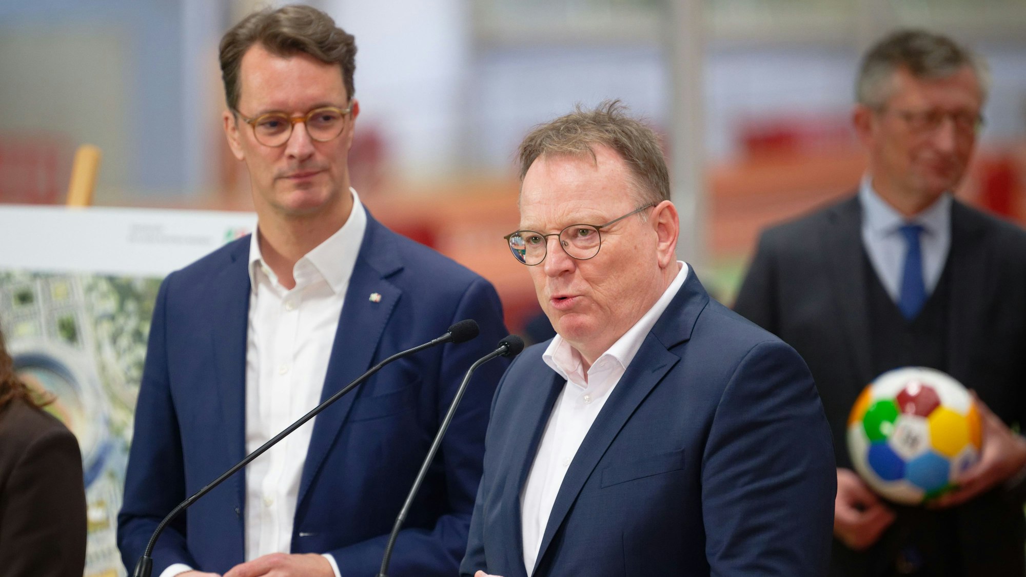 Torsten Burmester, Oberbürgermeister von Köln (r, SPD), spricht bei einer Pressekonferenz über Neuerungen des Bewerbungskonzepts für die olympischen und paralympischen Spiele.