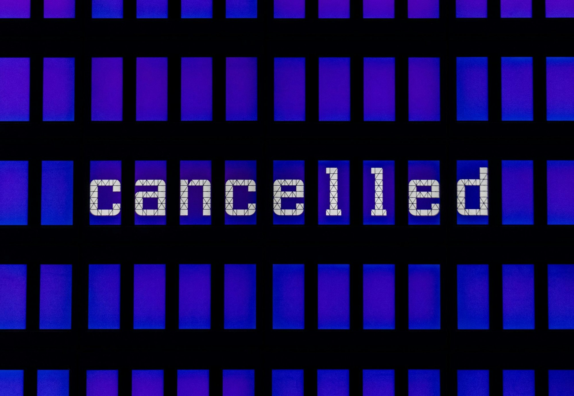 Flugabsagen können Reisepläne durchkreuzen, Urlauber haben dann bestimmte Erstattungsansprüche.