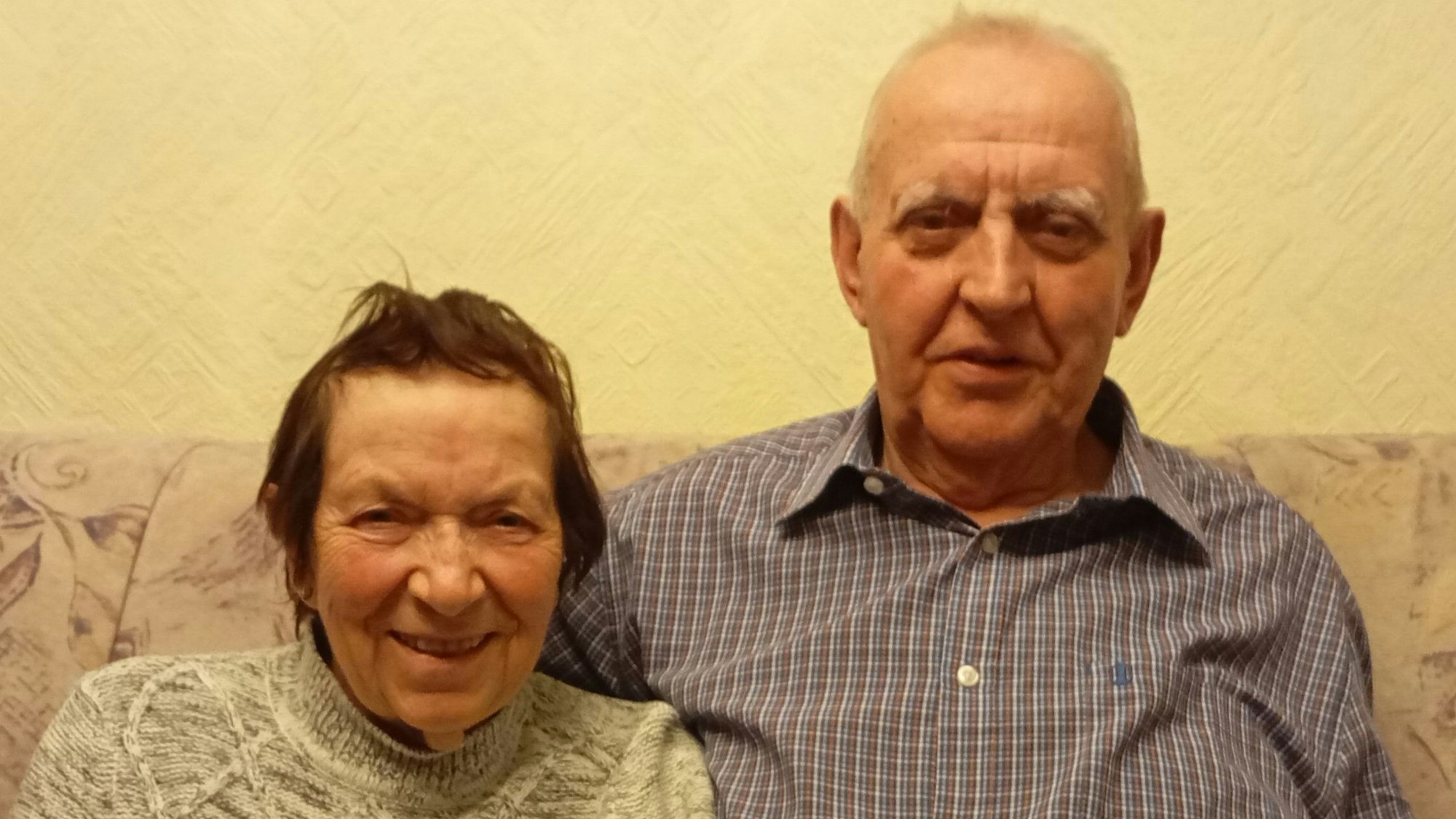 Eine Frau und eine Mann schauen in die Kamera.