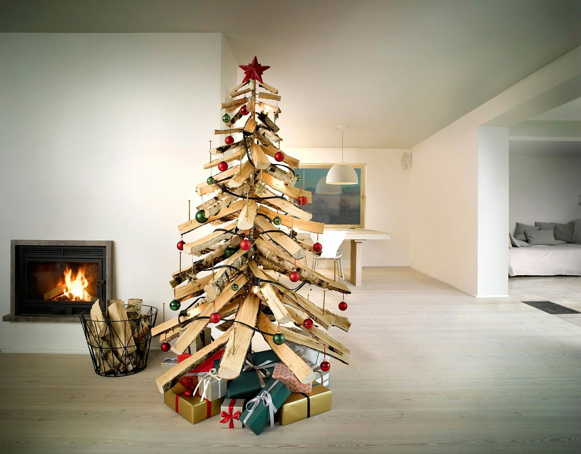 DIY-Variante für Heimwerker - dieser Weihnachtsbaum besteht aus Holzscheiten.