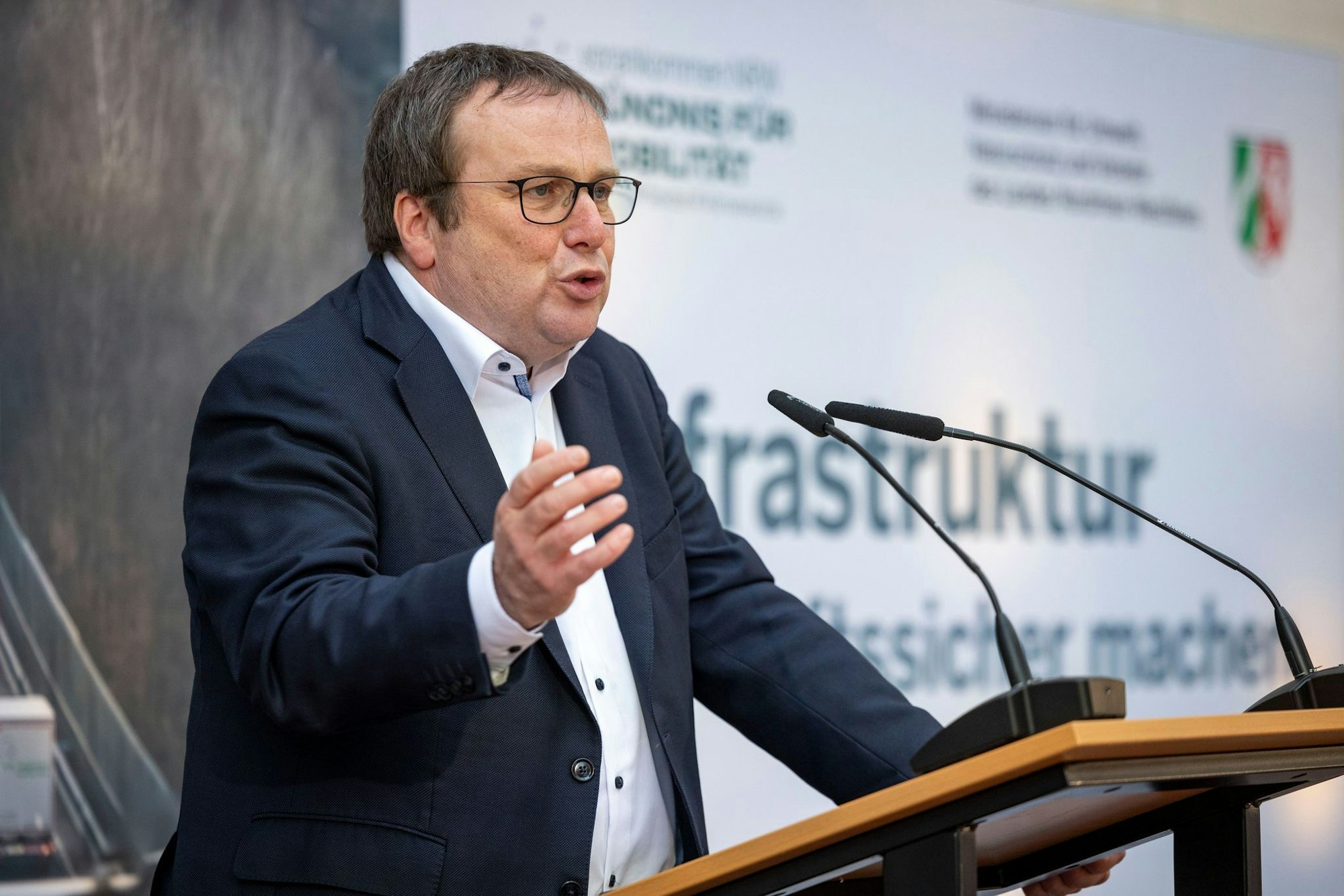 NRW-Verkehrsminister Oliver Krischer sorgt sich um die Brücken im Land. (Archivbild)