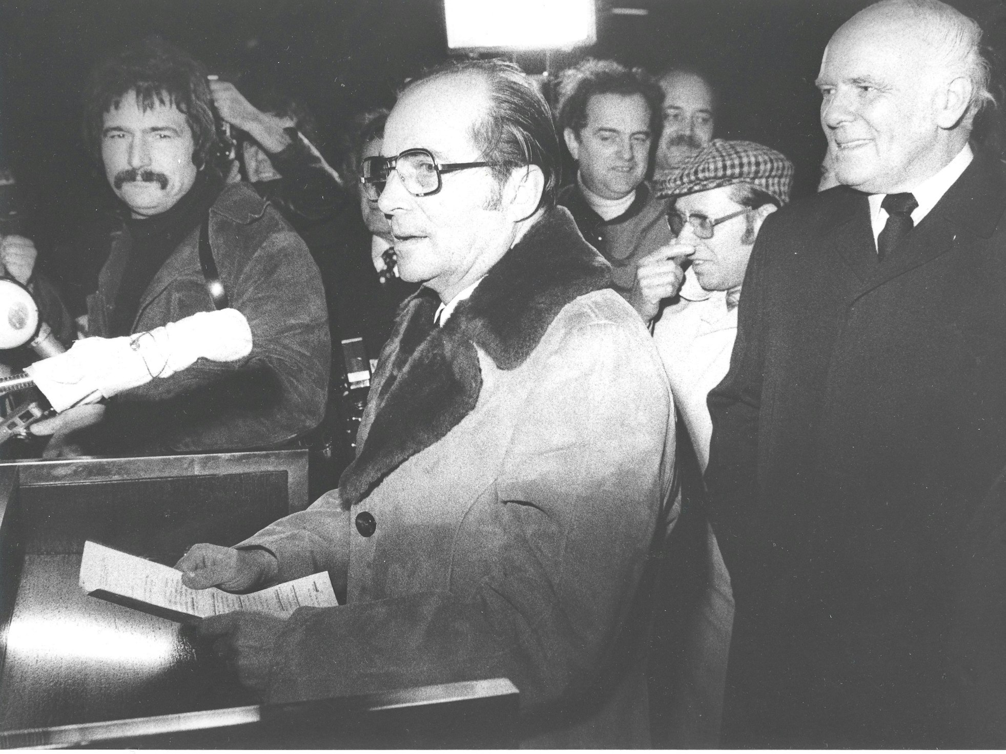 Bürgermeister Martin Reglin verliest am Abend des 6. Dezember 1975 das Urteil, das das „Köln-Gesetz“ für verfassungswidrig erklärte.