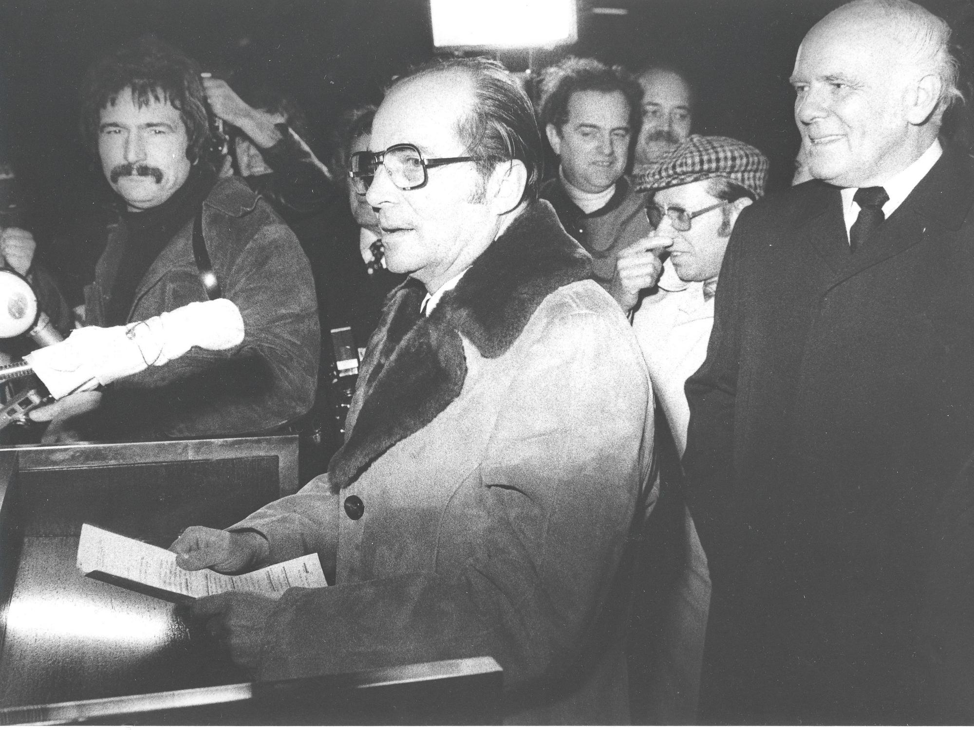 Bürgermeister Martin Reglin verliest am Abend des 6. Dezember 1975 das Urteil, das das „Köln-Gesetz“ für verfassungswidrig erklärte.