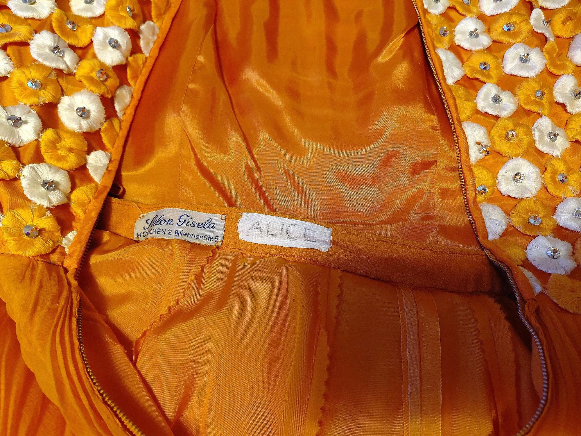 Im maßgeschneiderten Kleid ist ein Namensschildchen eingenäht.