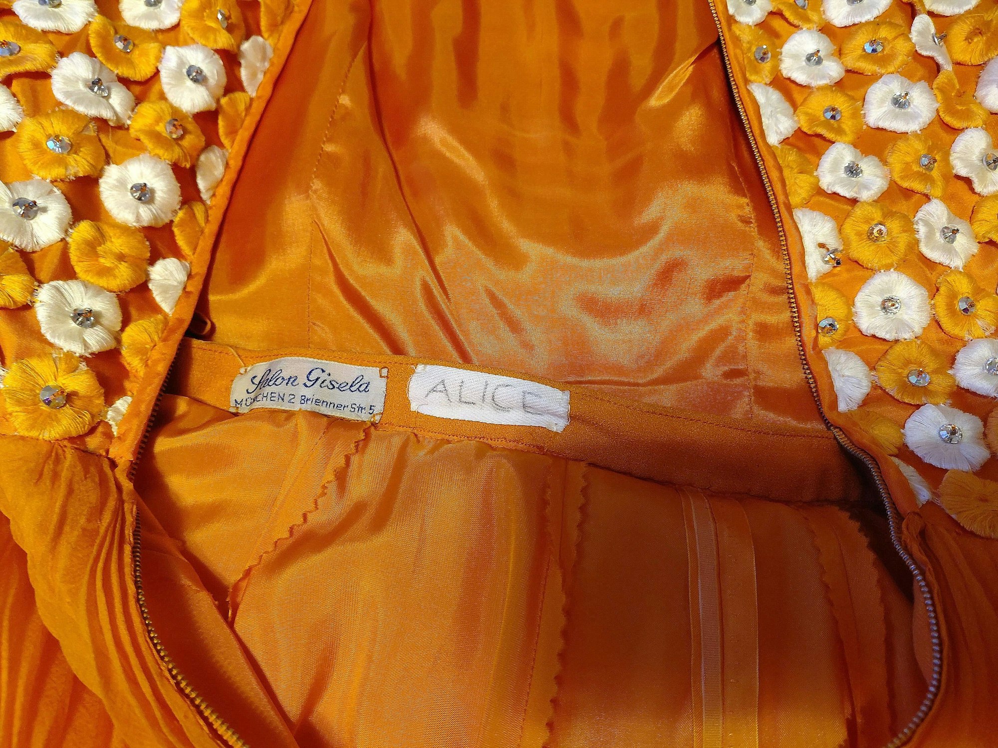 Im maßgeschneiderten Kleid ist ein Namensschildchen eingenäht.