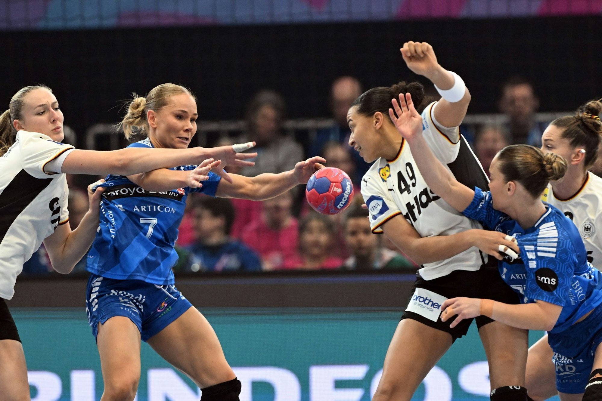 Aimée von Pereira ist die Abwehrchefin im DHB-Team.