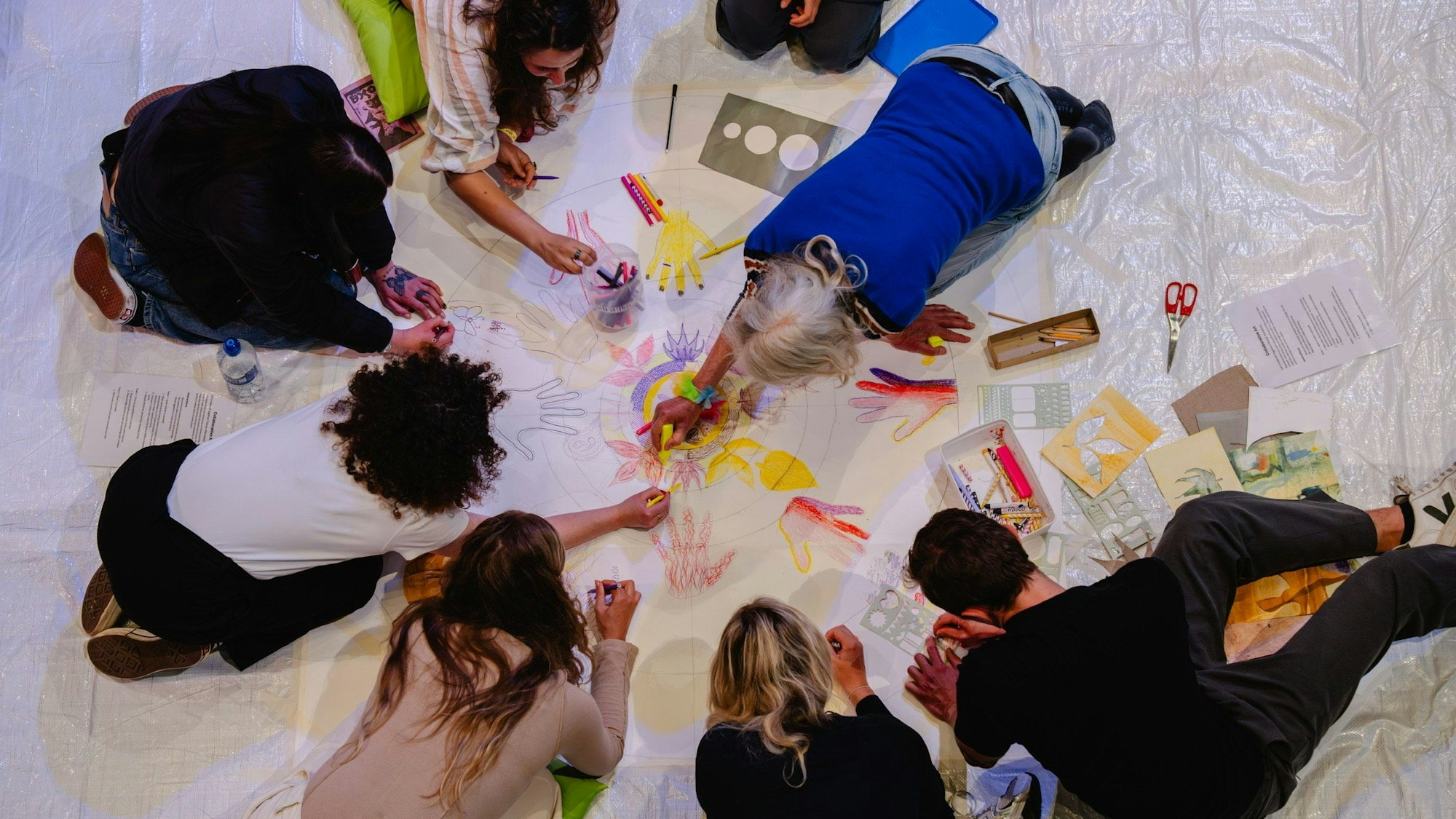 Erwachsene, die zusammen basteln und malen: Im Offline Club werden die Gäste zusammen kreativ, anstatt auf Bildschirme zu starren.