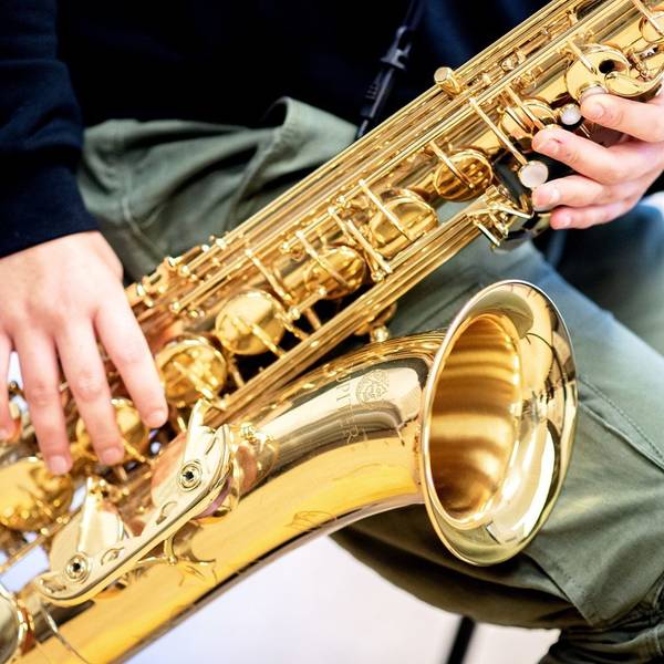 Eine junge Musikschülerin spielt Saxophon.