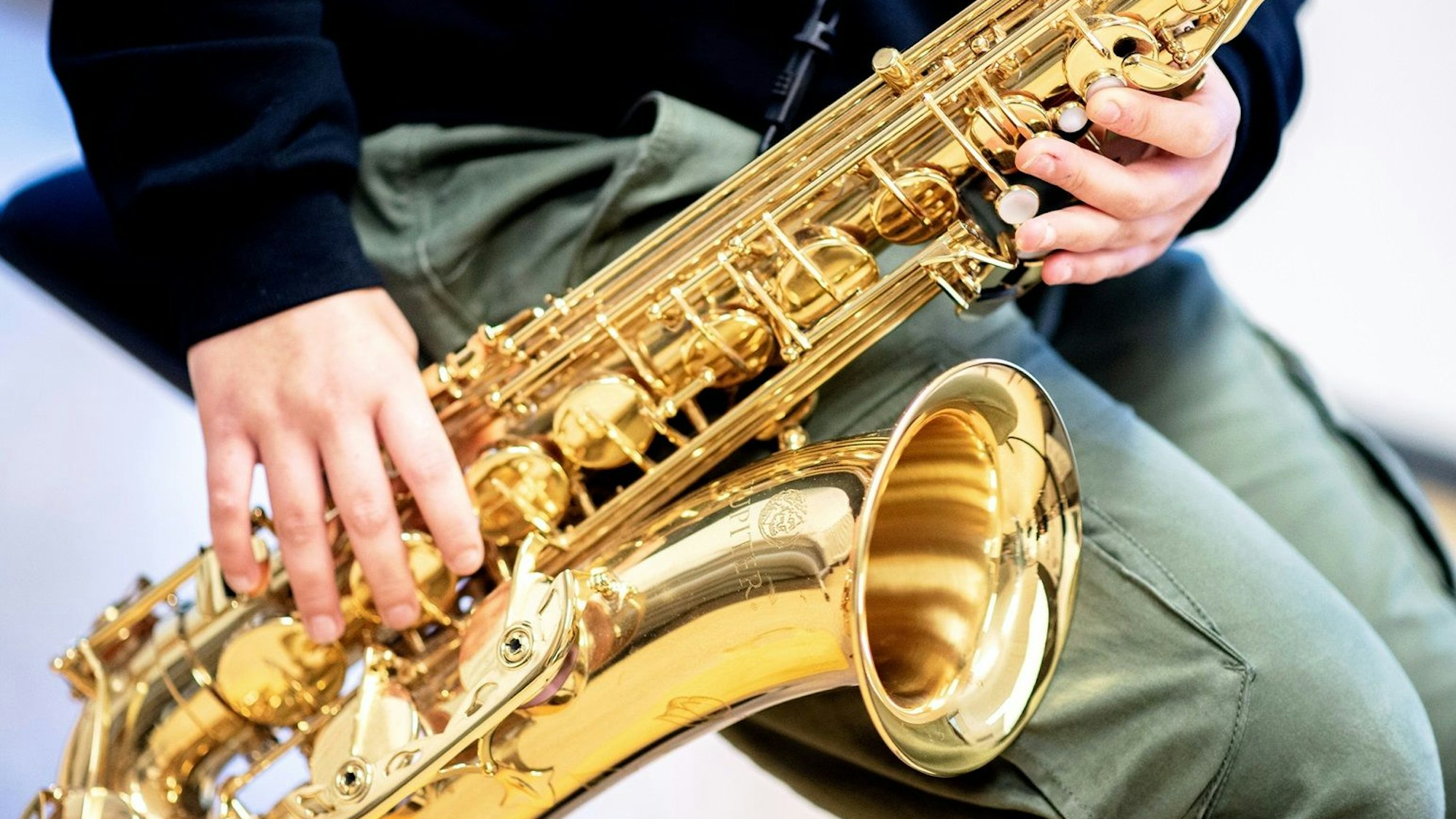 Eine Musikschülerin spielt Saxophon