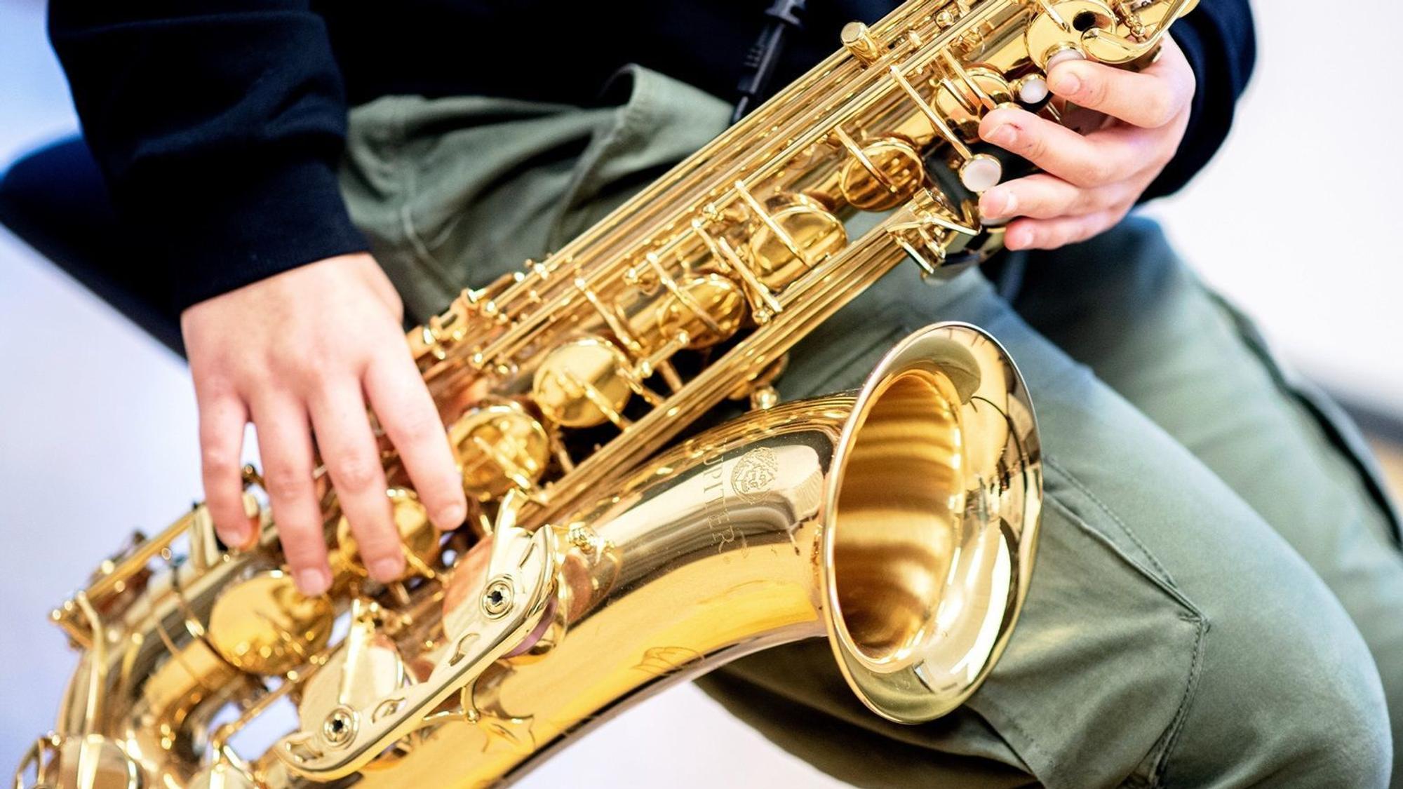 Eine junge Musikschülerin spielt Saxophon.