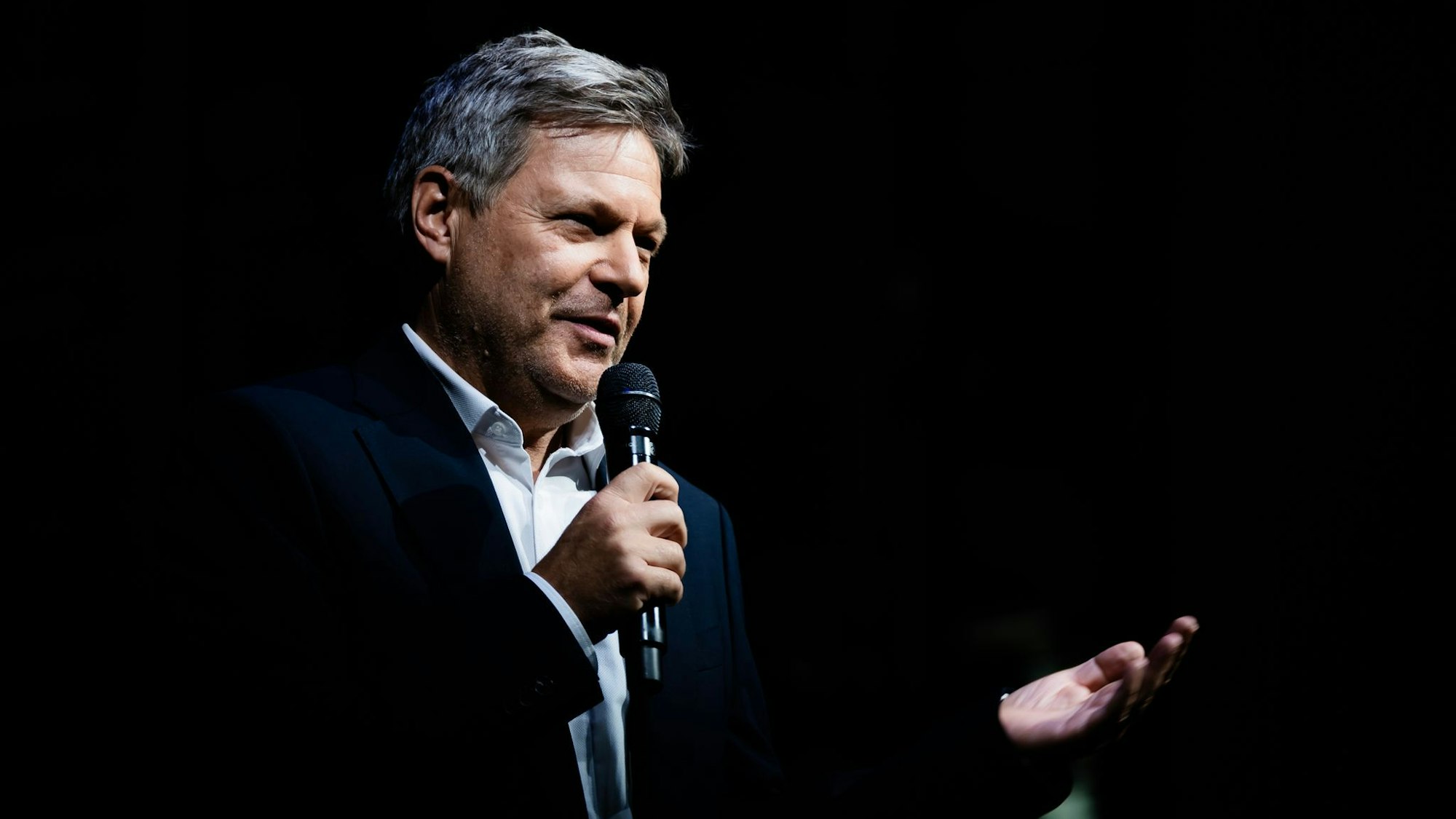 Robert Habeck reist für ein Gespräch über Wahrheit und Dichtung zur Lit.Cologne an. (Archivbild)