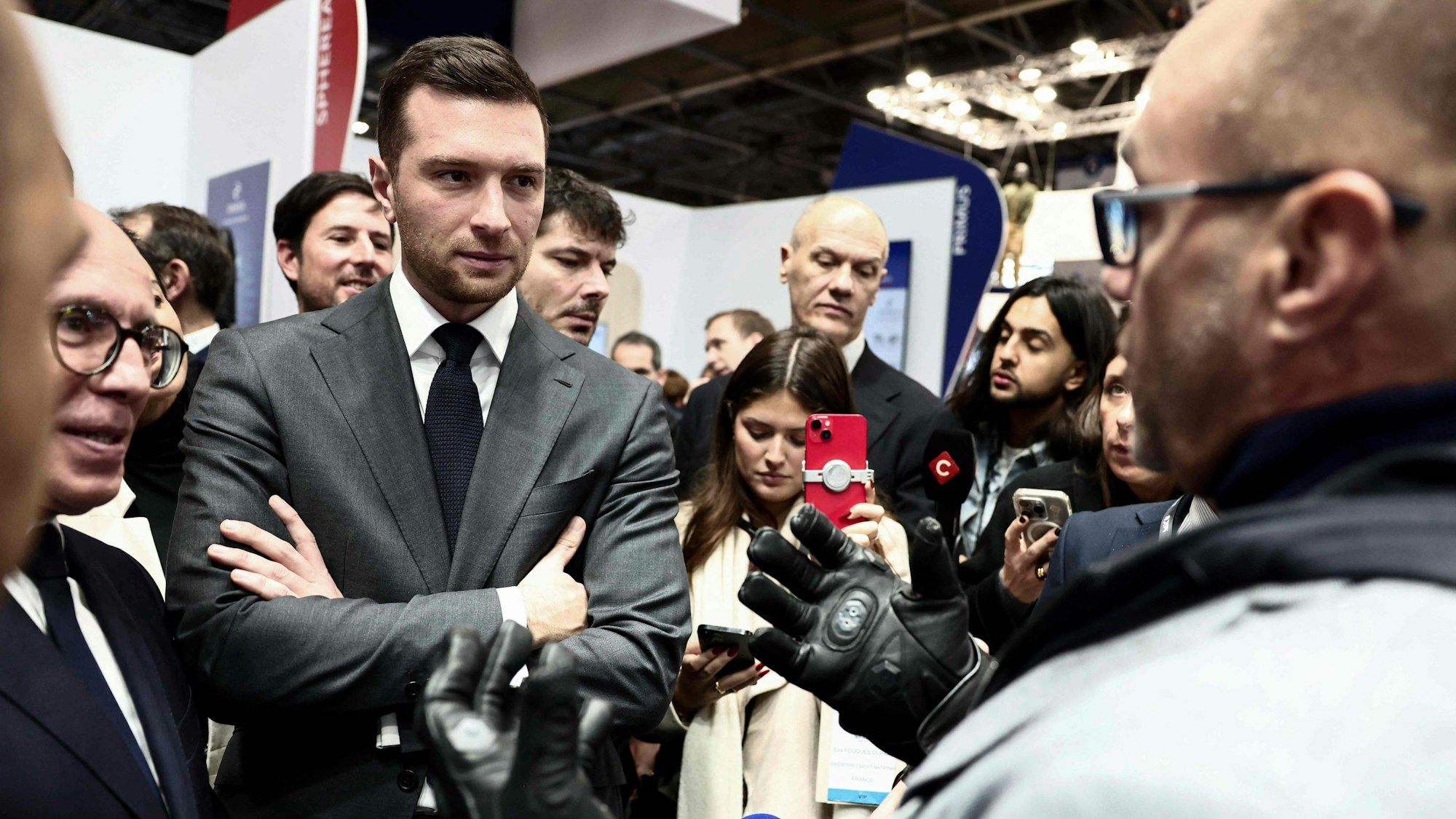 Das Vertrauen der Wirtschaft wächst: Jordan Bardella (2.v.l.) vom Rassemblement National (RN).