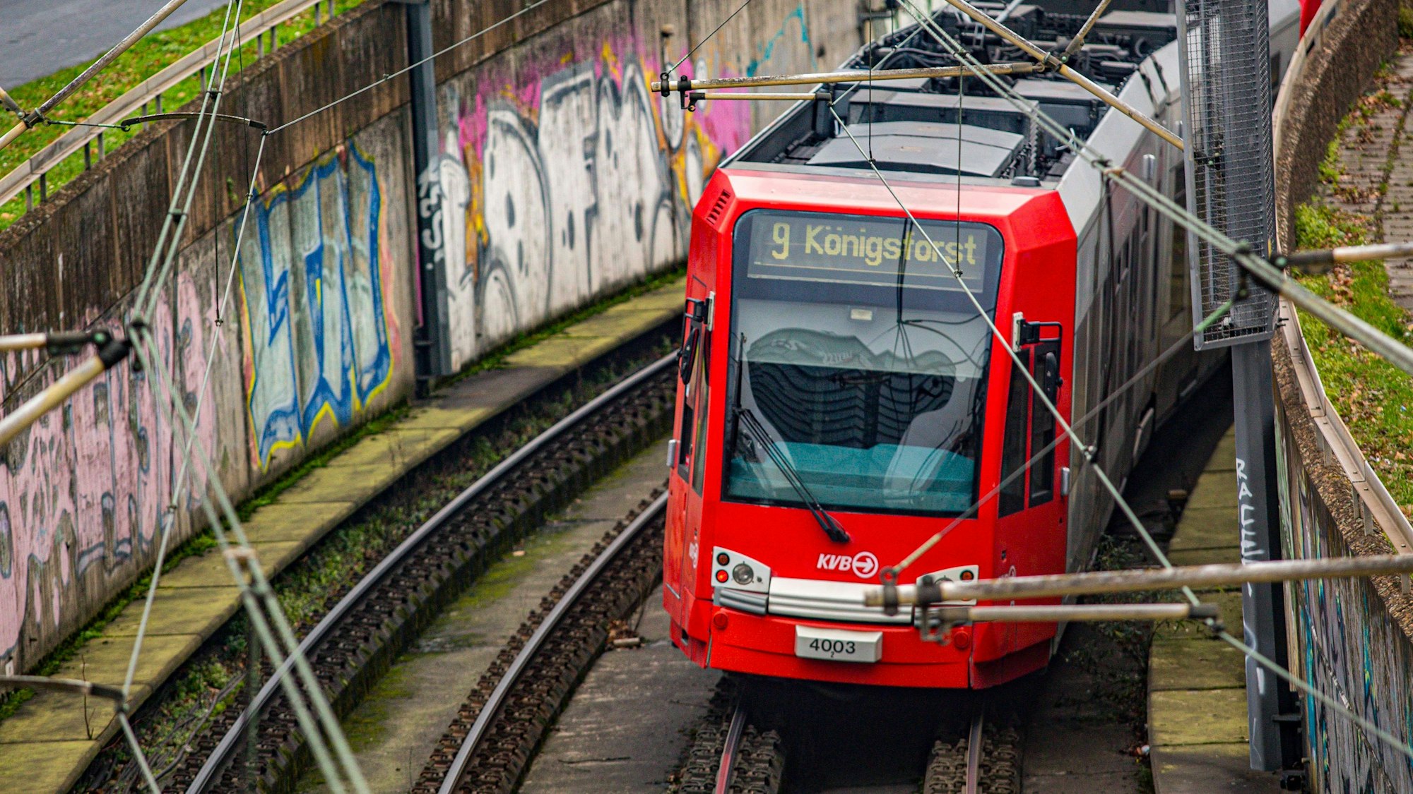 Eine KVB-Stadtbahnlinie 9 fährt an der Haltestelle Severinstraße in Köln ein. Graffiti ist auf den Wänden neben den Gleisen zu sehen.