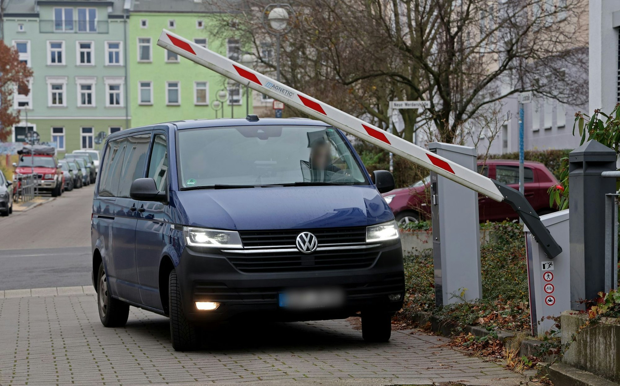 Nach einem rund einstündigen Haftprüfungstermin teilte die Staatsanwaltschaft mit, dass der Haftbefehl bestätigt wurde.