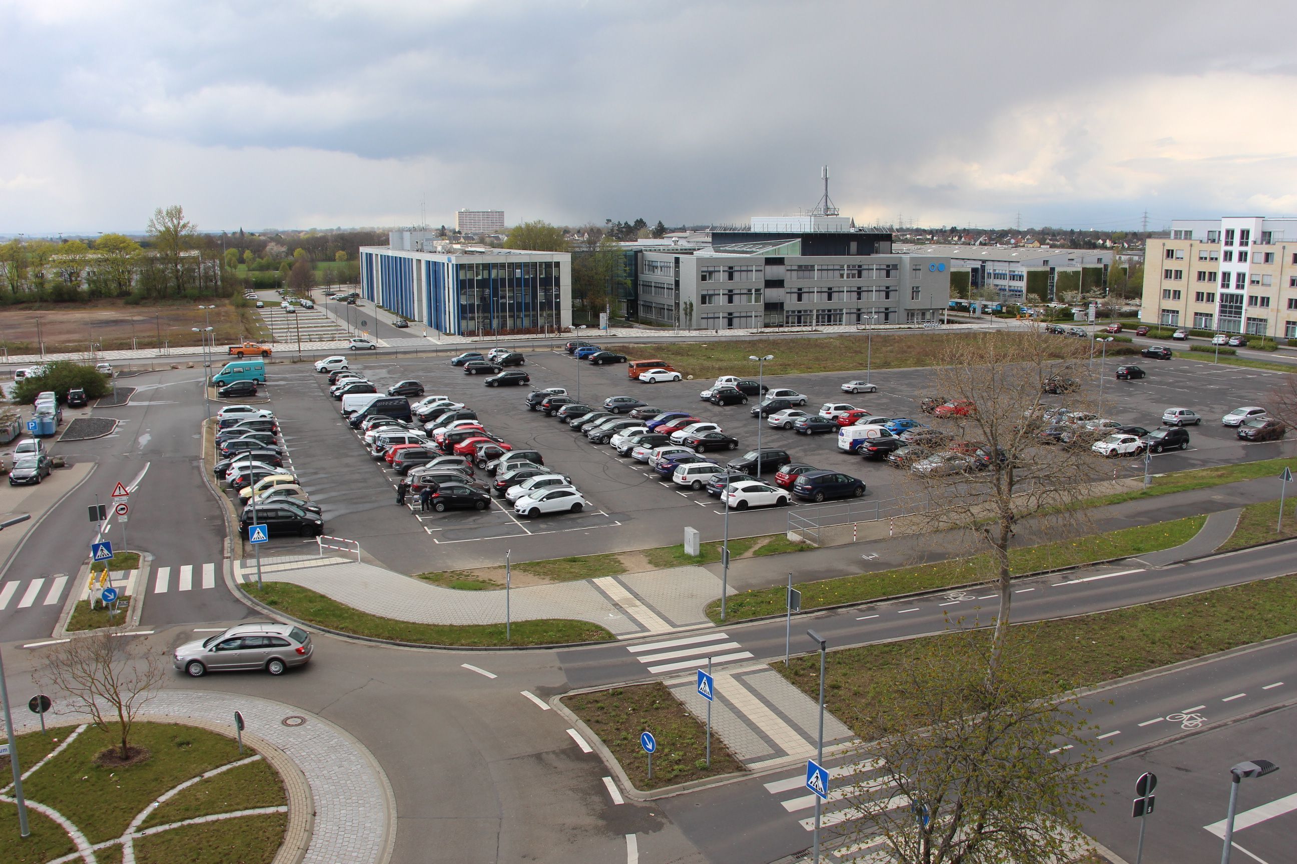Wo jetzt noch Autos parken, soll das neue Quartier mit Schwerpunkt Wohnraum entstehen. Auf dem Areal hinten links vergrößert sich die Hochschule mit einem Neubau.
