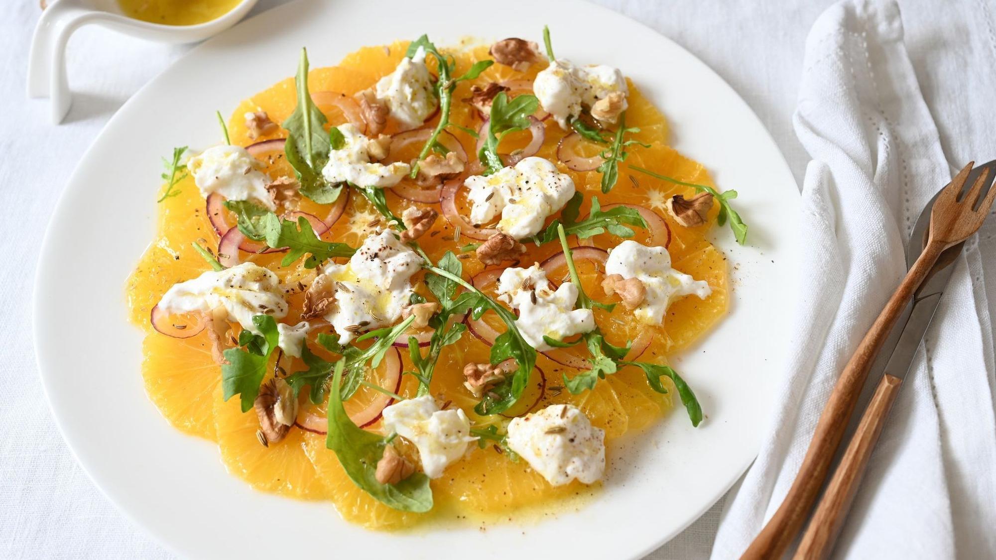 Erinnert an das Strahlen der Sonne: Das Orangen-Carpaccio ist nicht nur fruchtig, sondern verzaubert auch mit einem herzhaften Knoblauch-Kick.