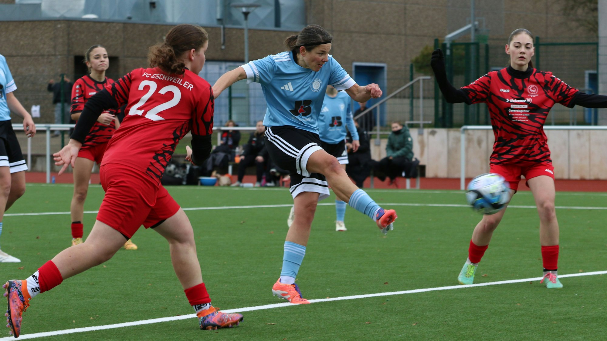 Stephanie Möseler steht beim Torschuss exakt auf der Fünf-Meter-Linie. Zwei Gegenspielerinnen aus Eschweiler kommen zu spät.