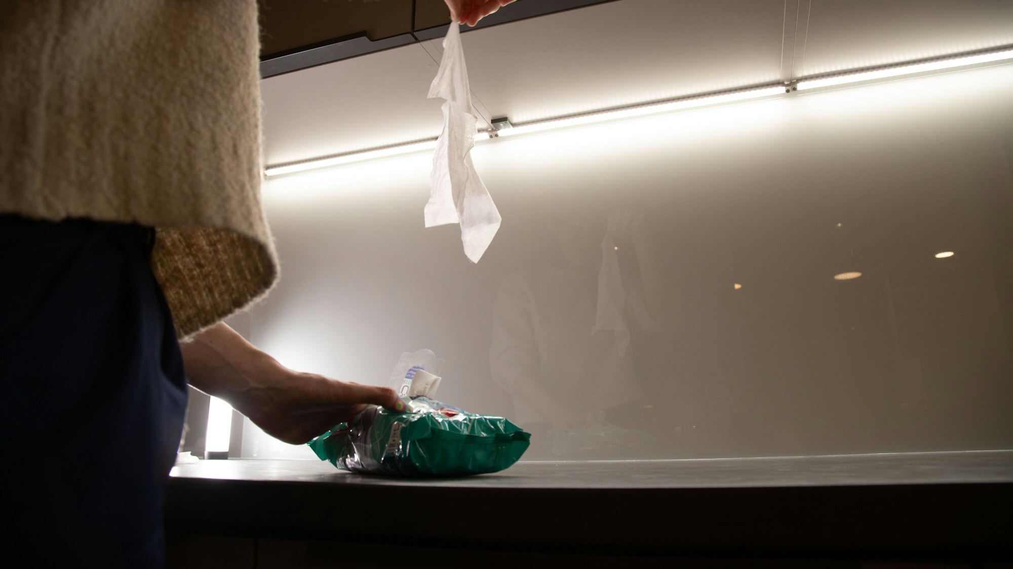 Dank der Gummibänder kommt nur noch ein Tuch aus der Verpackung.