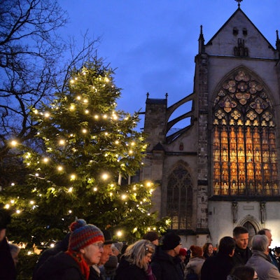Viele Menschen auf dem Weihnachtsmarkt am Altenberger Dom.