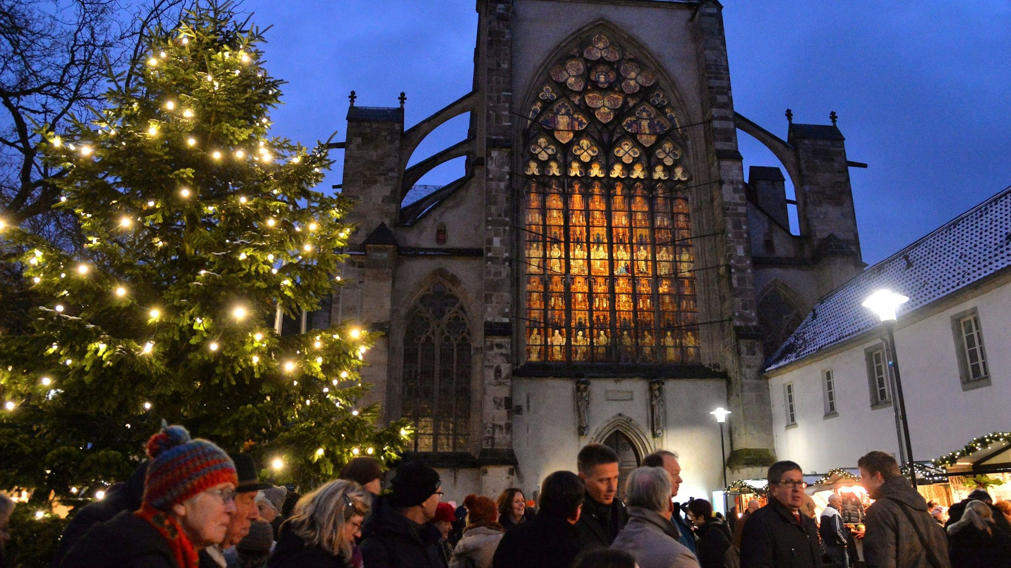 Viele Menschen auf dem Weihnachtsmarkt am Altenberger Dom.