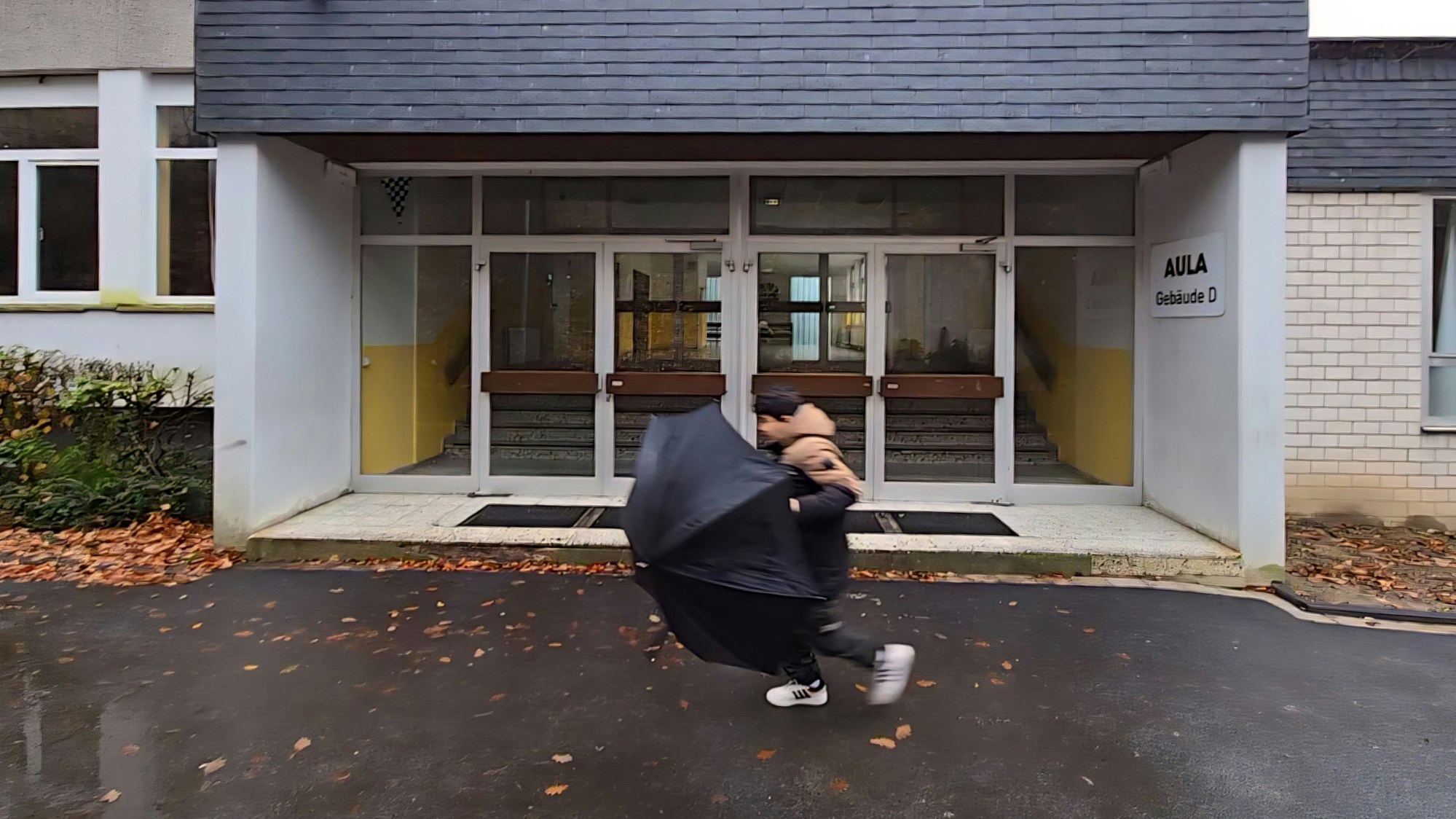 Ein Junge läuft an einem Eingang vorbei.