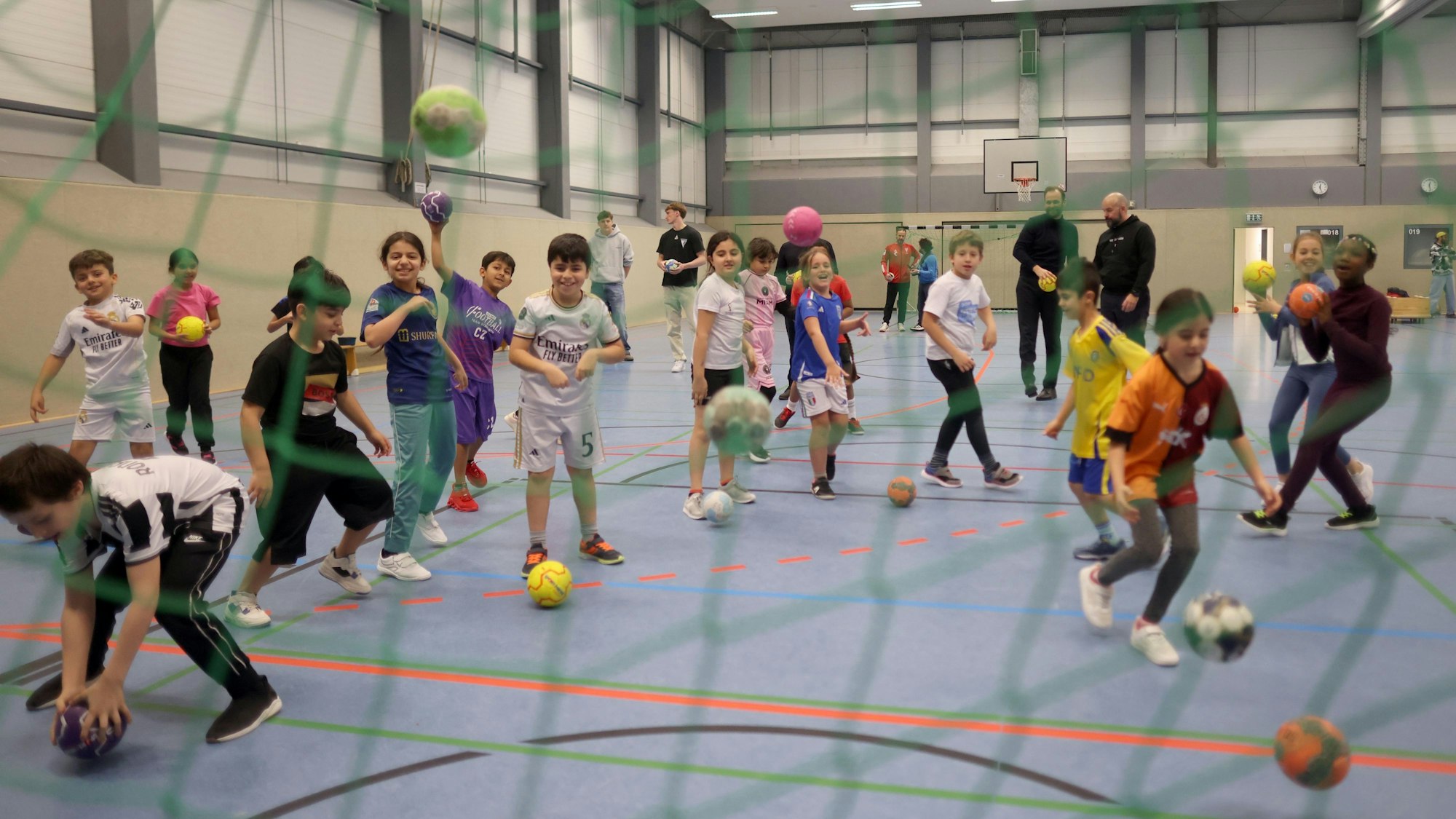 Zu sehen sind Kinder beim Handball-Spielen.