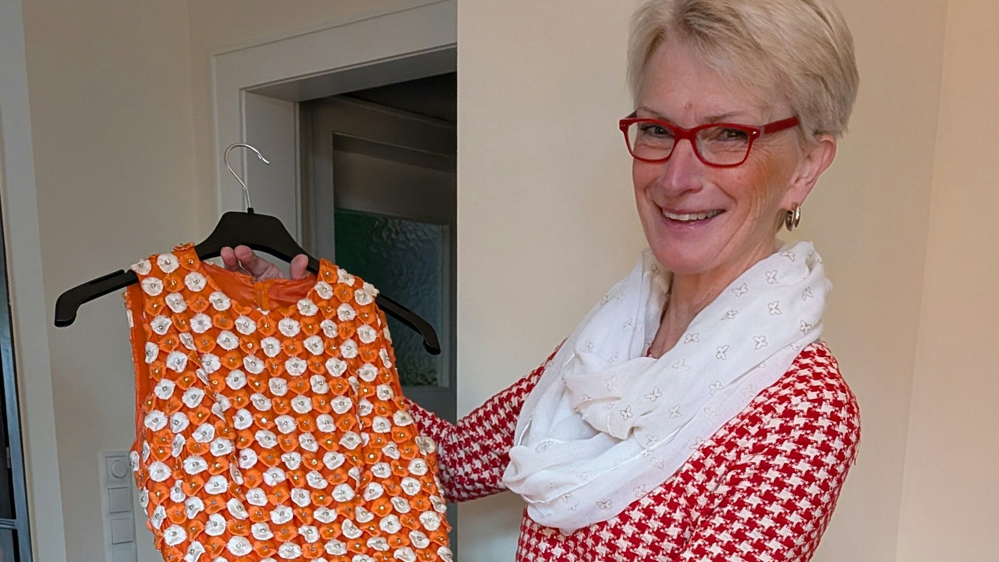 Annette Söhngen zeigt ihr orange-cremefarbenes Kleid von Alice Kessler.
