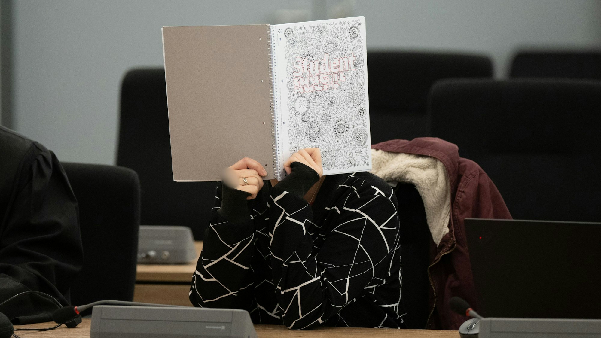 Die Angeklagte Susann E. sitzt vor Prozessbeginn im Oberlandesgericht (OLG) Dresden. Die mutmaßliche Vertraute der NSU-Terroristin Zschäpe ist unter anderem wegen Unterstützung einer terroristischen Vereinigung angeklagt.